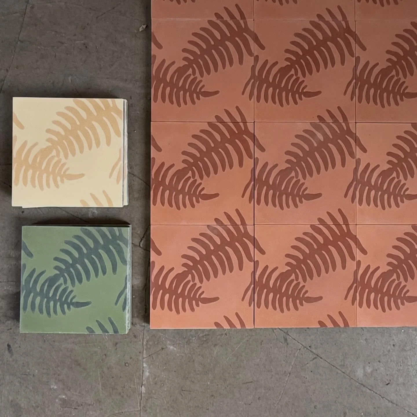Sisselrot is inspired by a lush fern (bregne) forest where I spend my summers at the coast of Norway. Walking among these waist high plants with big mossy trees gives me a feeling of rain forest 🌱🌿
The sement tile is avaliable I terracotta, green a
