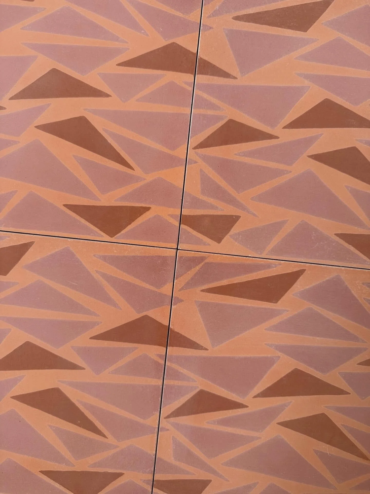 Ice 🧊- the tile inspired by crushed ice - the thin layer of ice on the sea in spring and autum, the one you can crush with your fingers 🙌🏻❄️🤗
Avaliable in 4 cement colour combinations at @farfarfliser

On one picture every second green tile is la