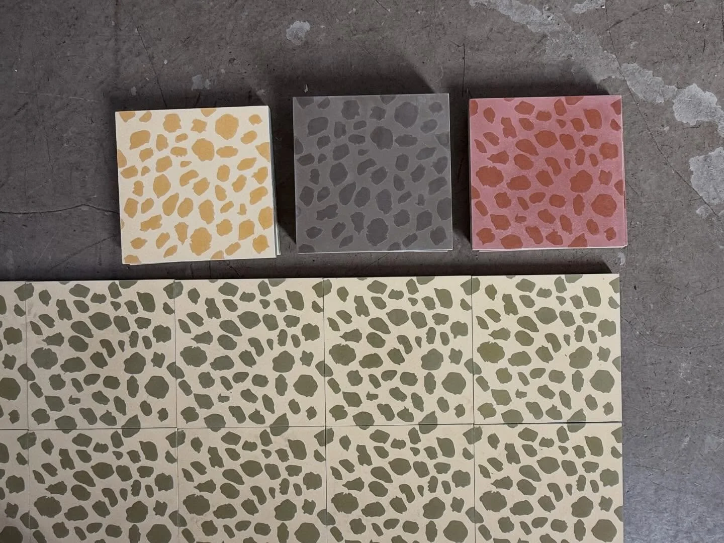 Mosaic - inspired by the reflections on the ripples of the sea, painted with ink, moulded in steel, cast cement - I love the hand made process 💛
Avaliable I 4 colours, stopp by @farfarfliser in maridalsveien 87 for a closer look and to feel the dust