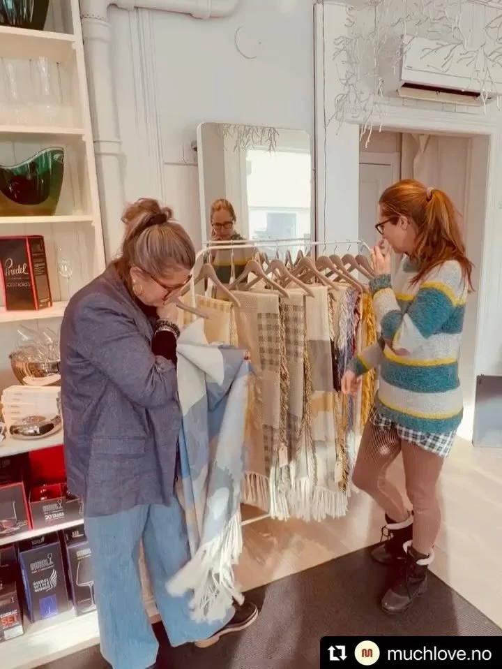 #Repost @muchlove.no 💛
・・・
I dag hadde vi gleden av &aring; &oslash;nske Kiki Plesner velkommen til butikken, og det var virkelig et hyggelig bes&oslash;k! Vi setter stor pris p&aring; leverand&oslash;rer som engasjerer seg og deler mer om sine prod