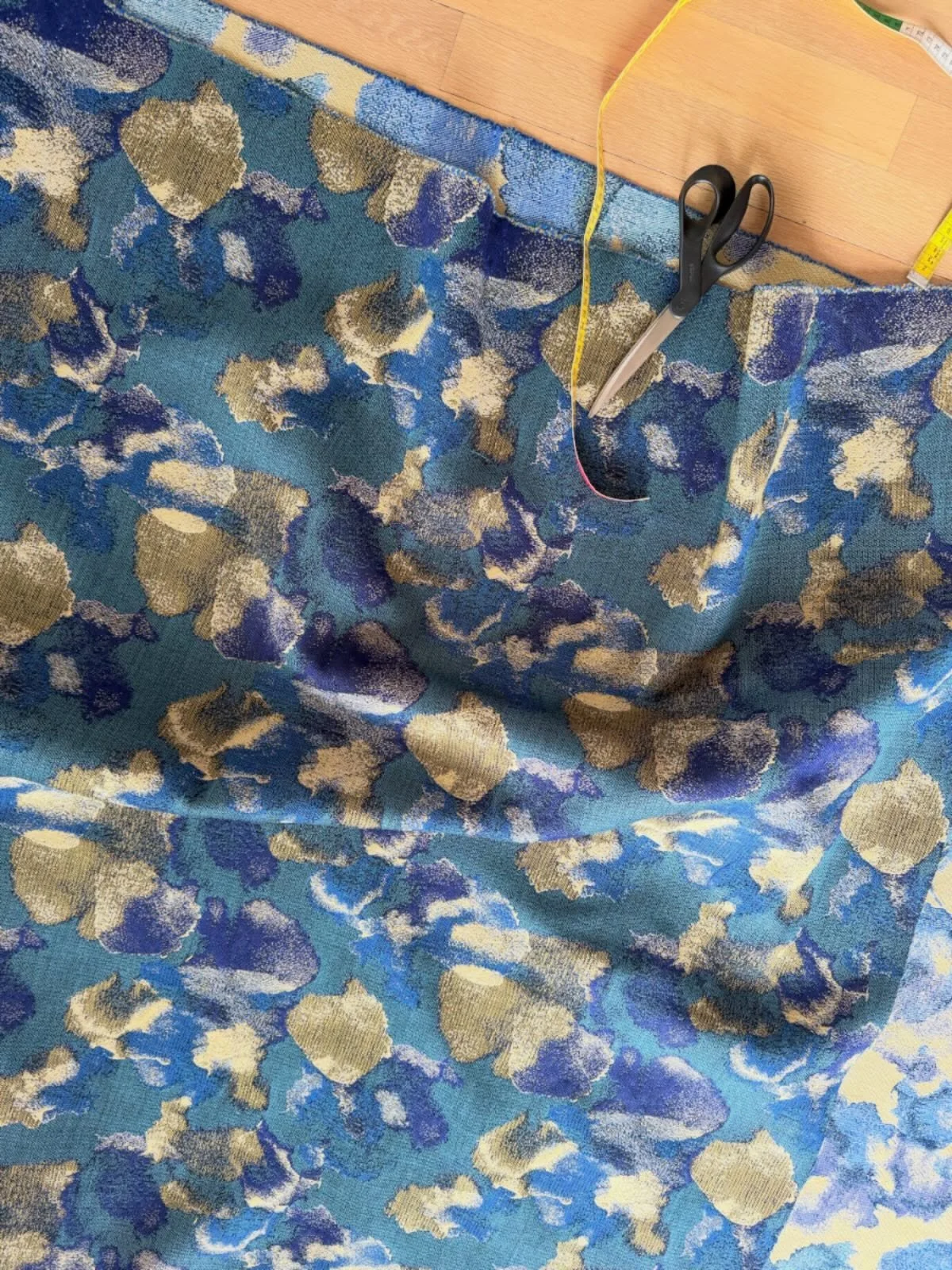 Cutting The zen garden fabric in blue for a new project in Bergen 🤗 

Woven at @innvik_as 🇳🇴