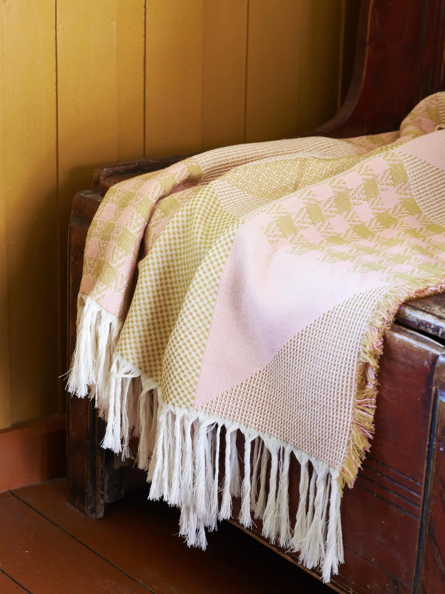 NEW colour 🌸🐿️ The Patchwork throw in a summery pink&amp;mustard colour combo

It&rsquo;s woven at @grinakervev 🇳🇴
 100% merino wool - light and soft - perfekt for chilly summer nights 

Photo by @fotografmfj