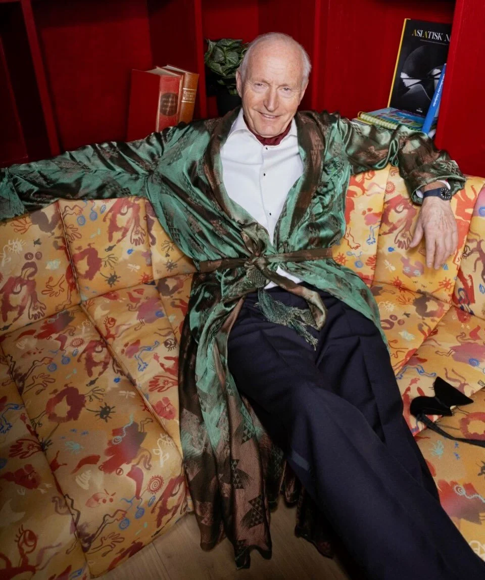 It not every day you see Christian Ringnes in a dressing gown in the Hobo hotel sofa with my custom made upholstery textile 🙌🏻🤗 
The picture is from an article in Estate media. 
@christiankjekkringnes den kledde du ☺️