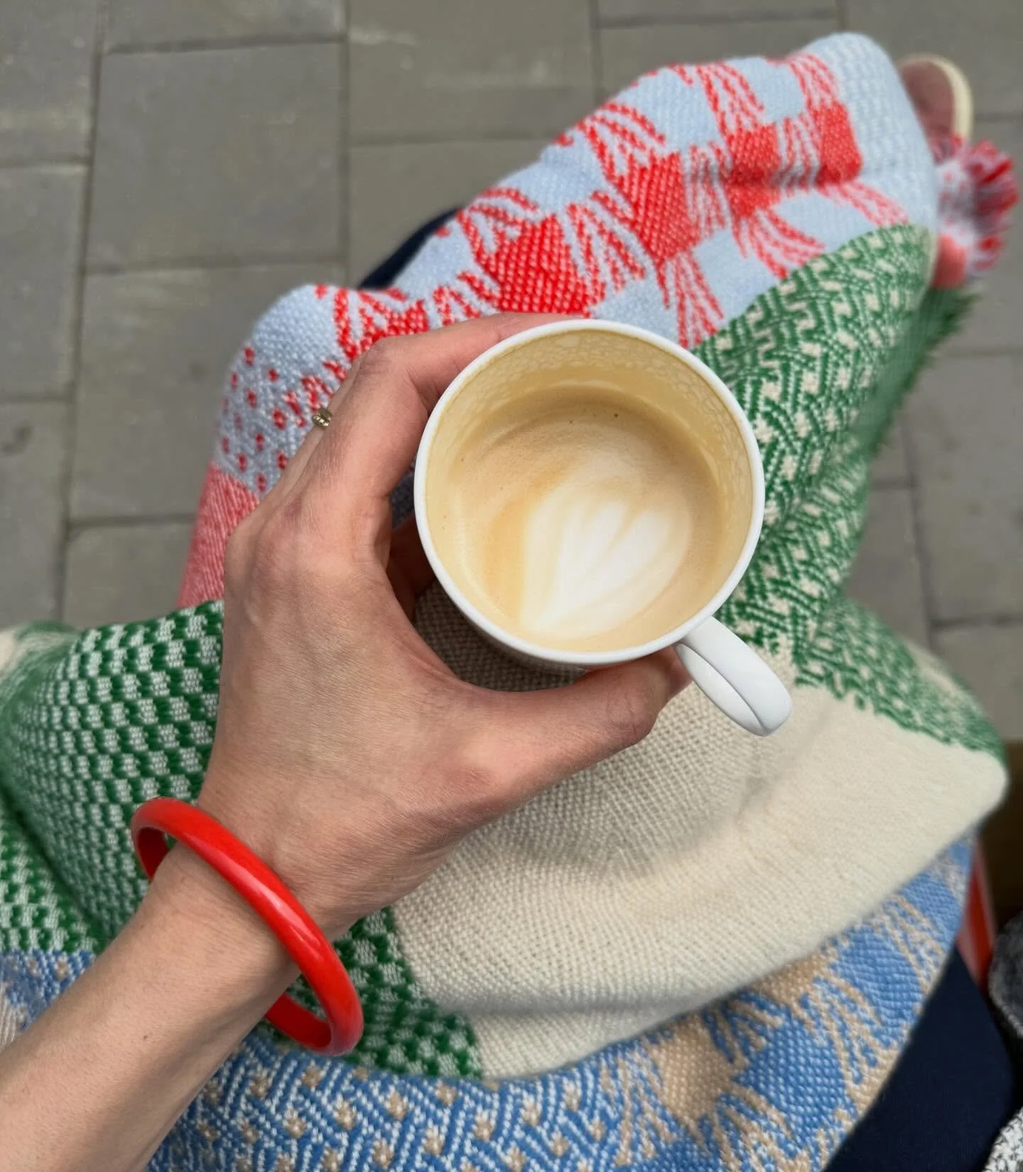 Enjoying a coffee at Hobo Hotel with the Patchwork throw 💚
The Patchwork cafe edition is woven in a thicker wool that suit outdoor and public use.
Woven at Grinakervev in Norway 🇳🇴