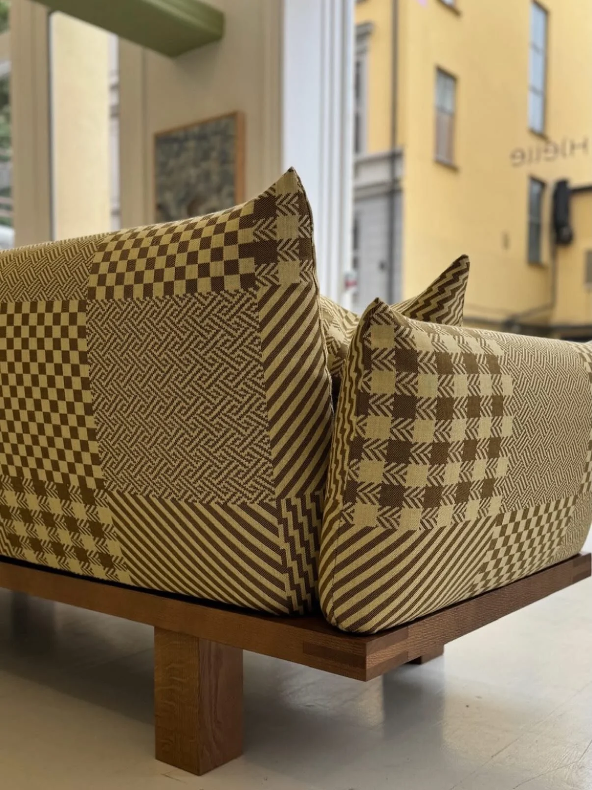 The backside of the sofa is just as nice as the front ☺️ The new Patchwork fabric on the beautiful Less Sofa from @lkhjellefurniture 💛

Tekstile woven at innvik 🇳🇴

Photo @thevghouse