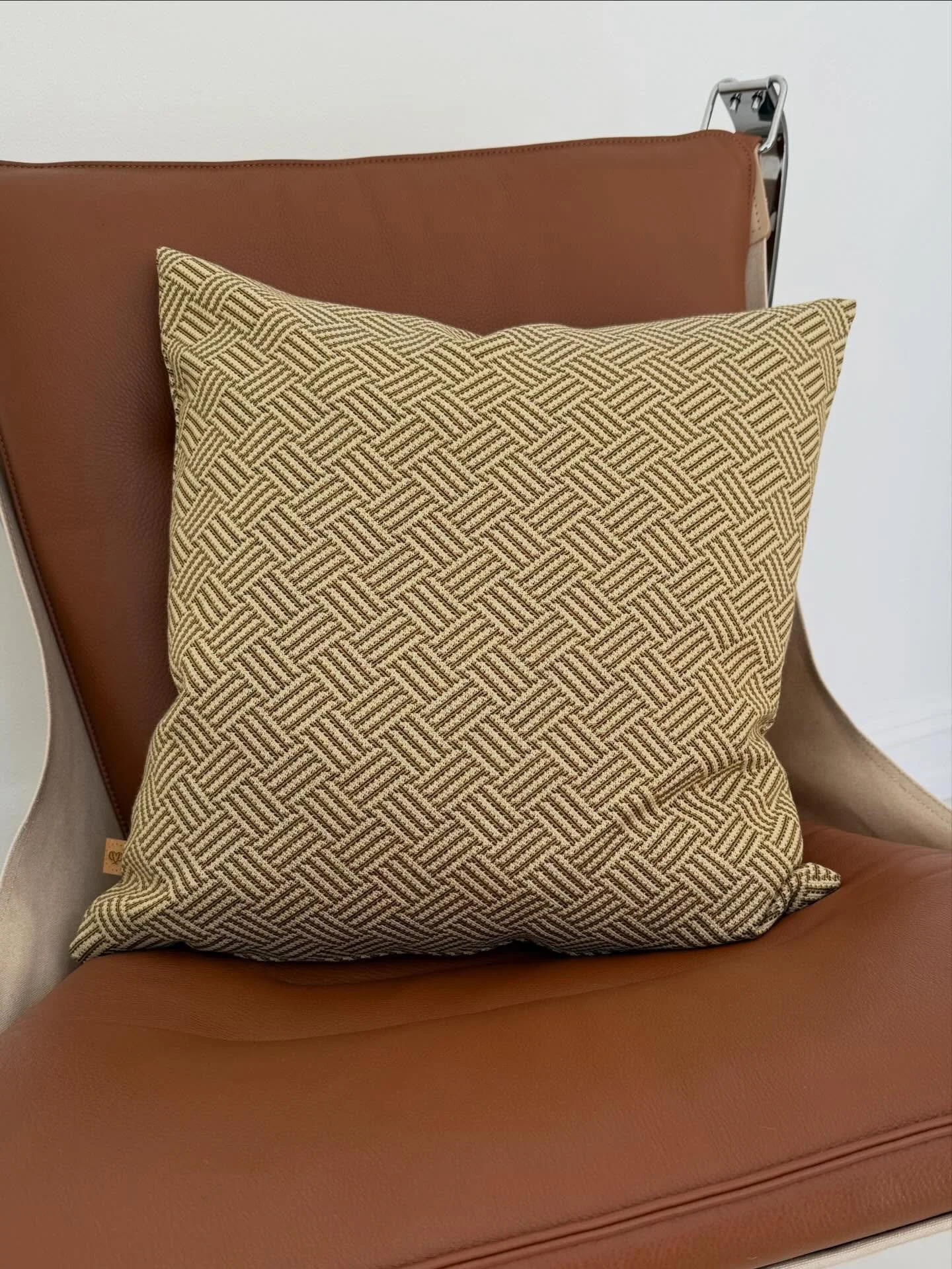 The pattern in one of the Patchwork squares is made into its own fabric, called Uni Braided, this upholstery fabric comes in three different colours, swipe to see them 🧶