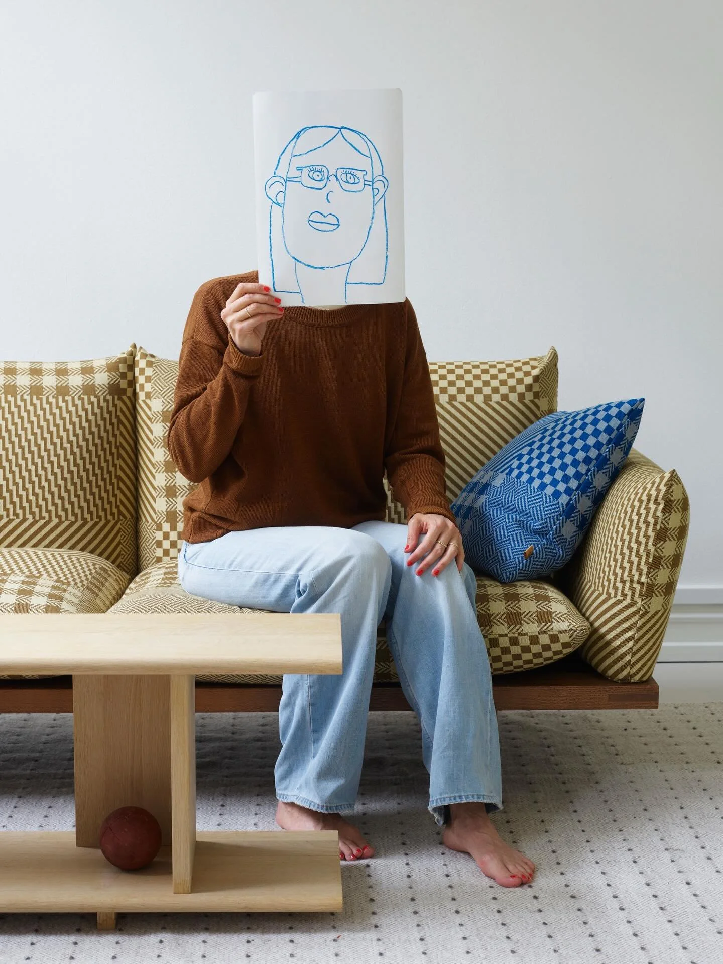 Such a fun photo shoot with @sirensnipp 💫
The portrait of me is drawn by my 10 year old daughter 👨🏻&zwj;🎨

Less Sofa by @lkhjellefurniture 
Patchwork fabric by Plesner Patterns woven at @innvik_as