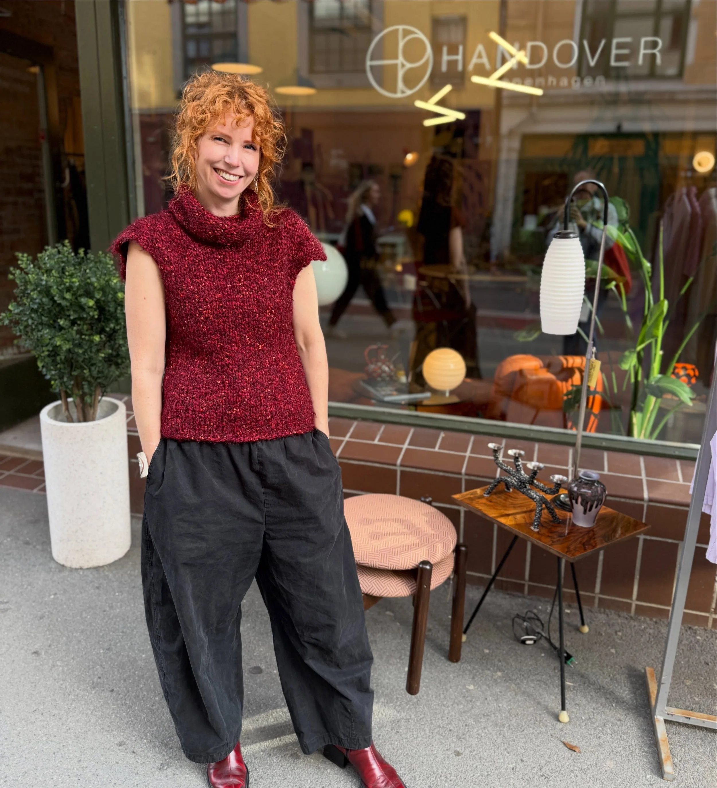 Stop by this treasure of a secondhand shop, Handover Copenhagen 🤎
Now they have these sweet stools in the new textile Plesner Patterns Braided - they were part of the exhibition @collected_by_kasia curated for the launch of the Tiles @farfarfliser t
