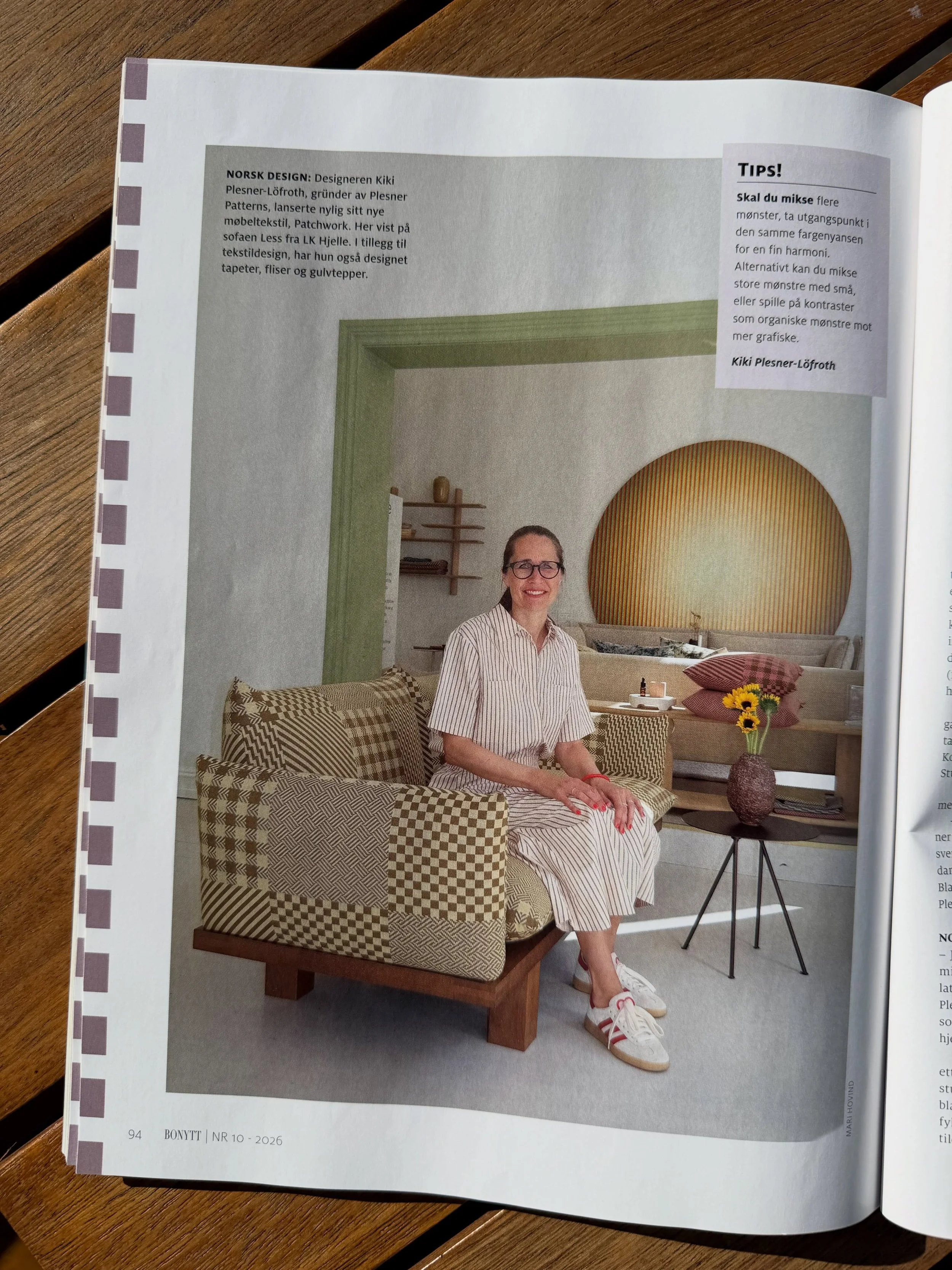 &laquo;M&oslash;nsternes Mestre&raquo; - I&rsquo;m featured in the latest issue of Bonytt about patterns 🤗 read the interview with Birgit Torkildsby and me about the patterns that surrounds us.
Me sitting on the LK Hjelle sofa upholstered in the new