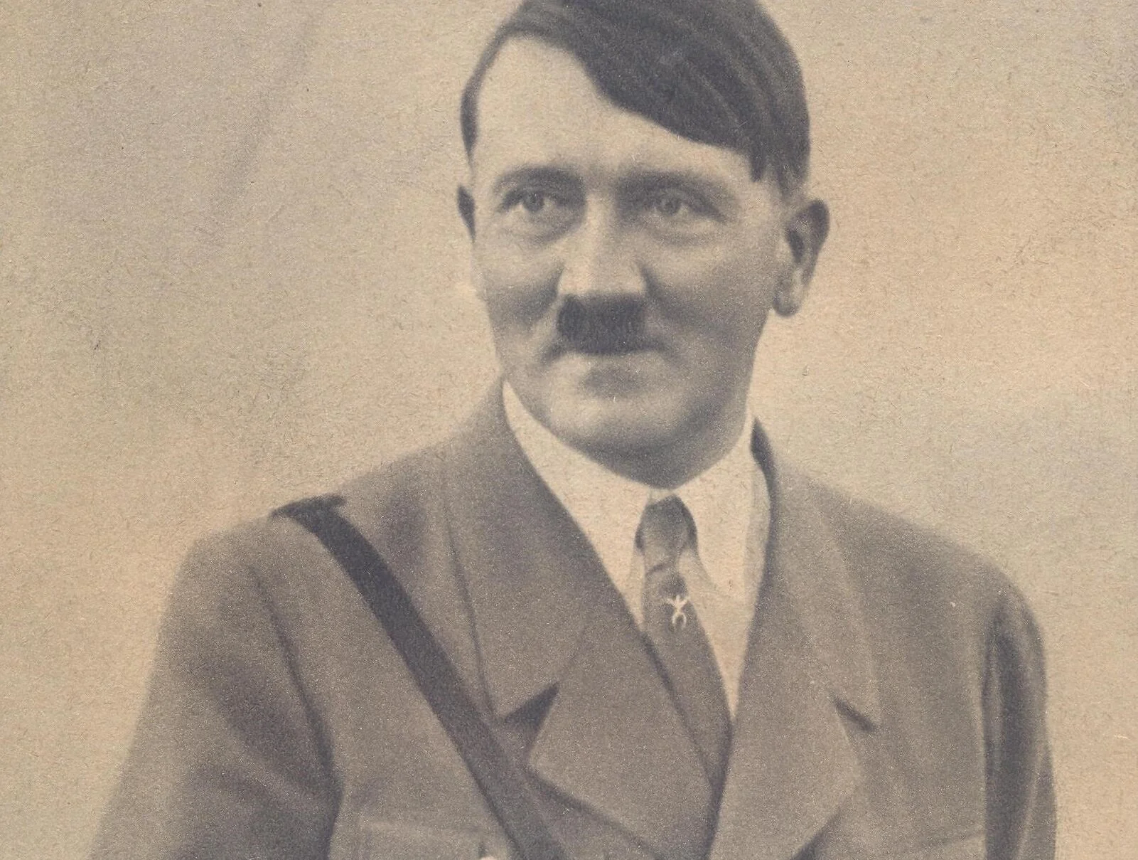 Slikali su Hitlera u "nezgodnoj pozi"! Nakon što je VIDEO FOTOGRAFIJU firer je svima ZABRANIO DA NOSE OVU ODEĆU (FOTO)