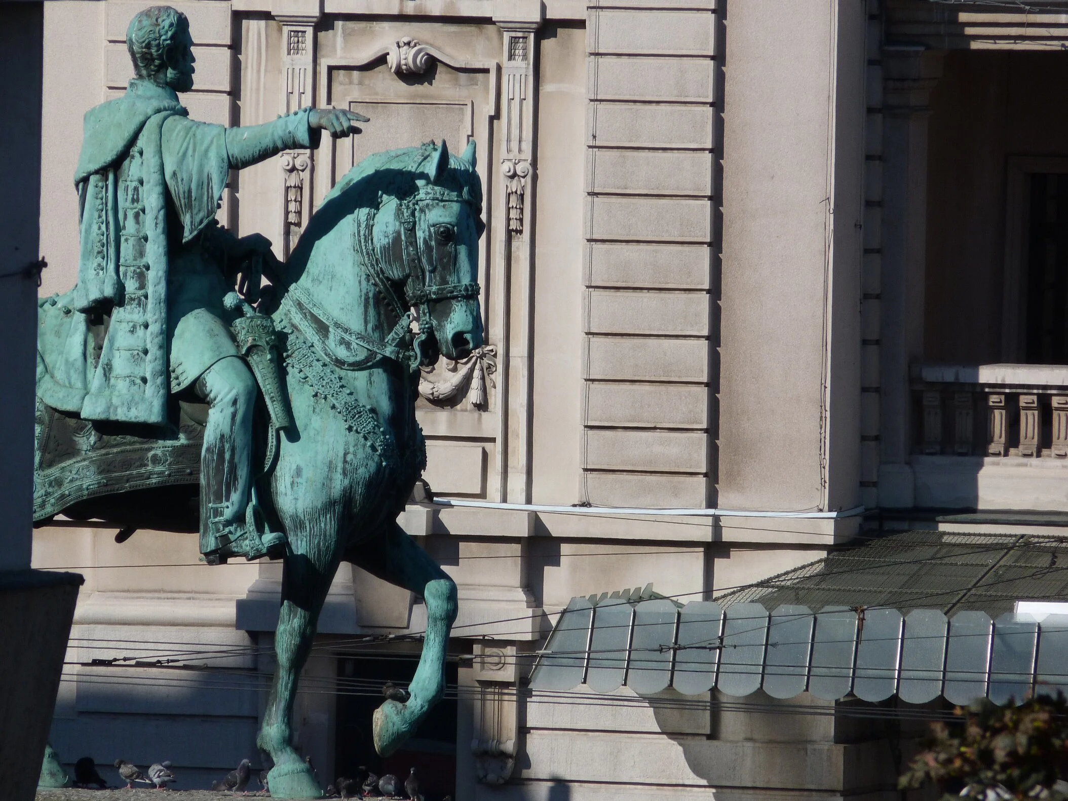 DILEMA STAROG BEOGRADA: Šta pokazuje RUKA kneza Mihaila na Trgu Republike?