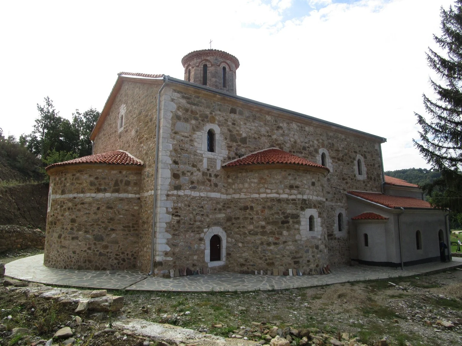 NAJMISTERIOZNIJI SRPSKI MANASTIR: Dve FRESKE u njemu niko ne ume da objasni, a kada ih vide – svi se krste (FOTO)