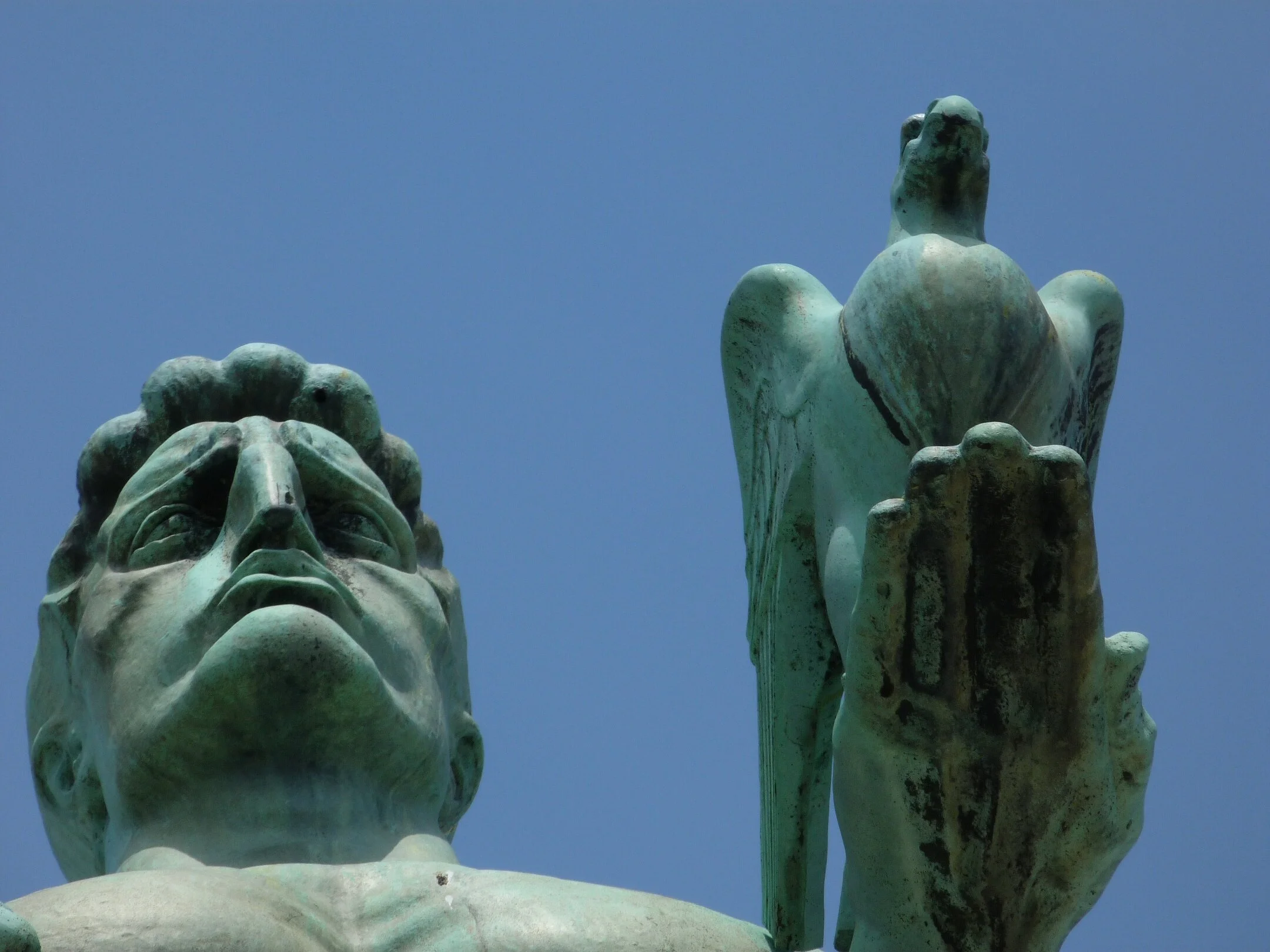 Pitanje koje decenijama muči Beograđane: KOJU PTICU DRŽI POBEDNIK u ruci?