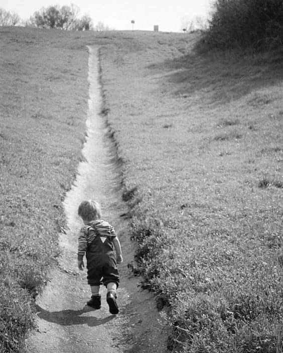 Povratak kući 🥰
------------
#istorijskizabavnik #istorija #stareslike #detinjstvo #povratak #crnobelo #dobrastaravremena #putevi #putovanje #vintagephoto #goinghome #childhood