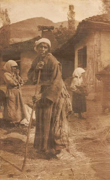 Koštana pred kraj života. Fotografisale Helena King i Vida Metenson, vaspitačice Amerikanskog doma za ratnu siročad u Vranju