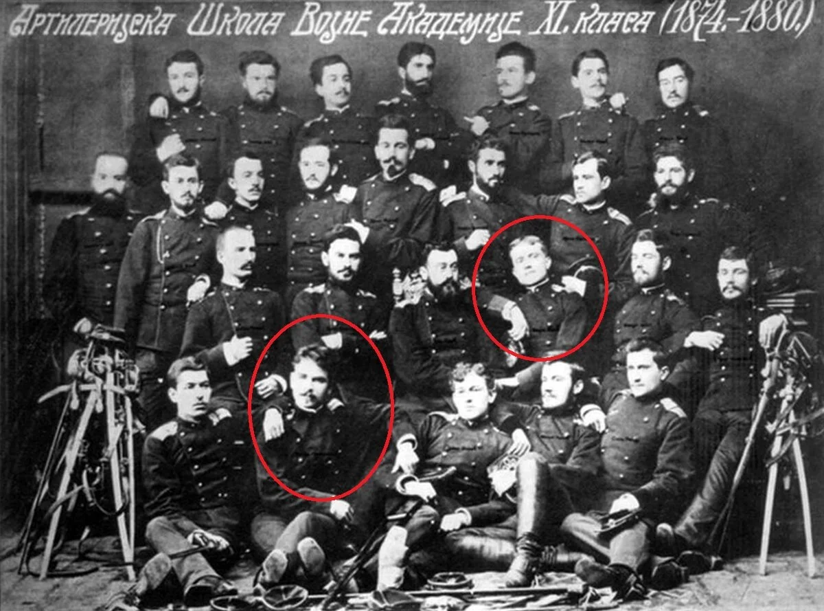U prvom redu odozdo drugi sleva je Stepa Stepanović, a u drugom redu treći zdesna je Živojin Mišić (naslonjen na svog profesora dr Hipokrata-Vladana Đ. Đorđevića)