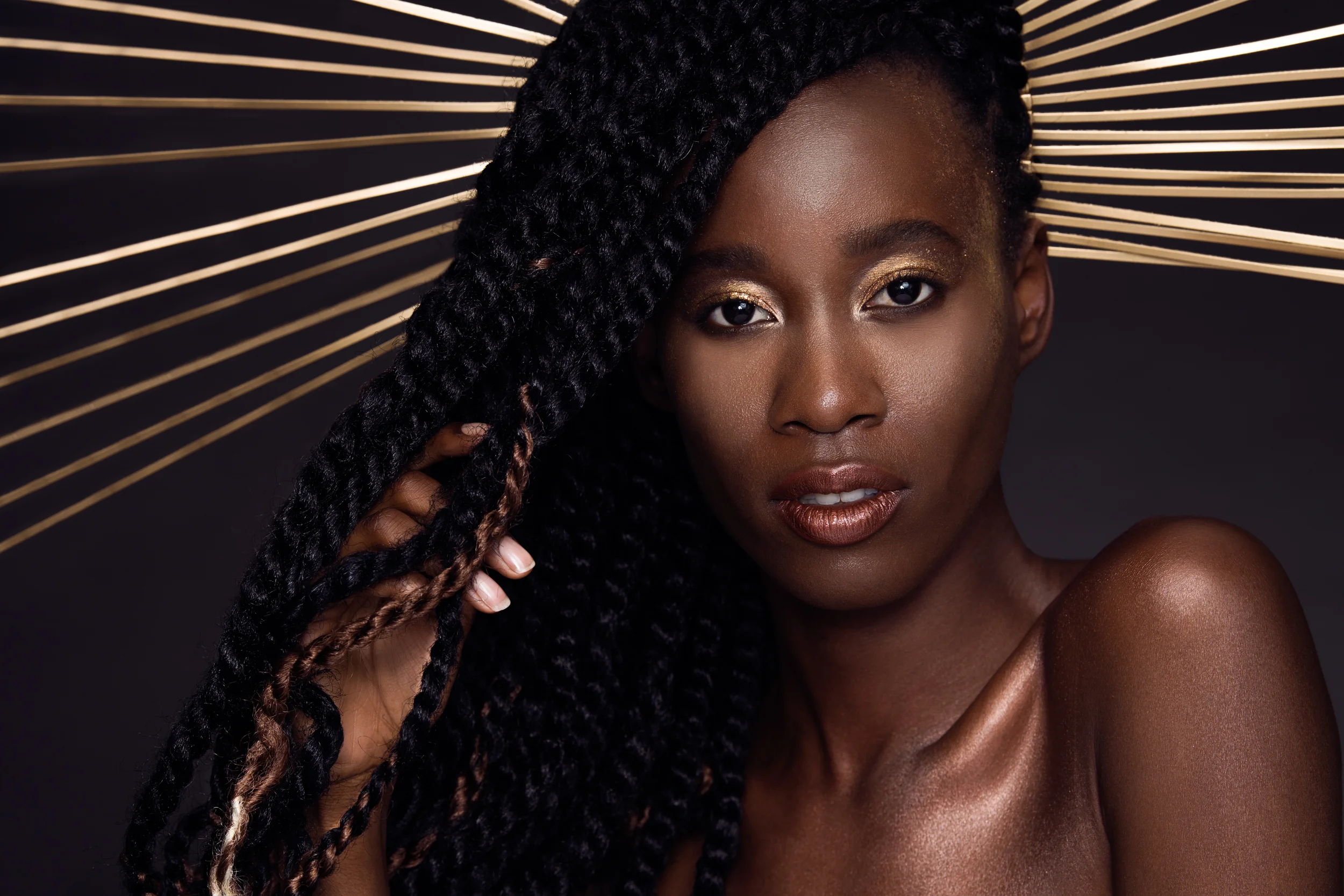 Dark skin make-up beauty photo with golden headpiece and glowing skin - Rotterdam 