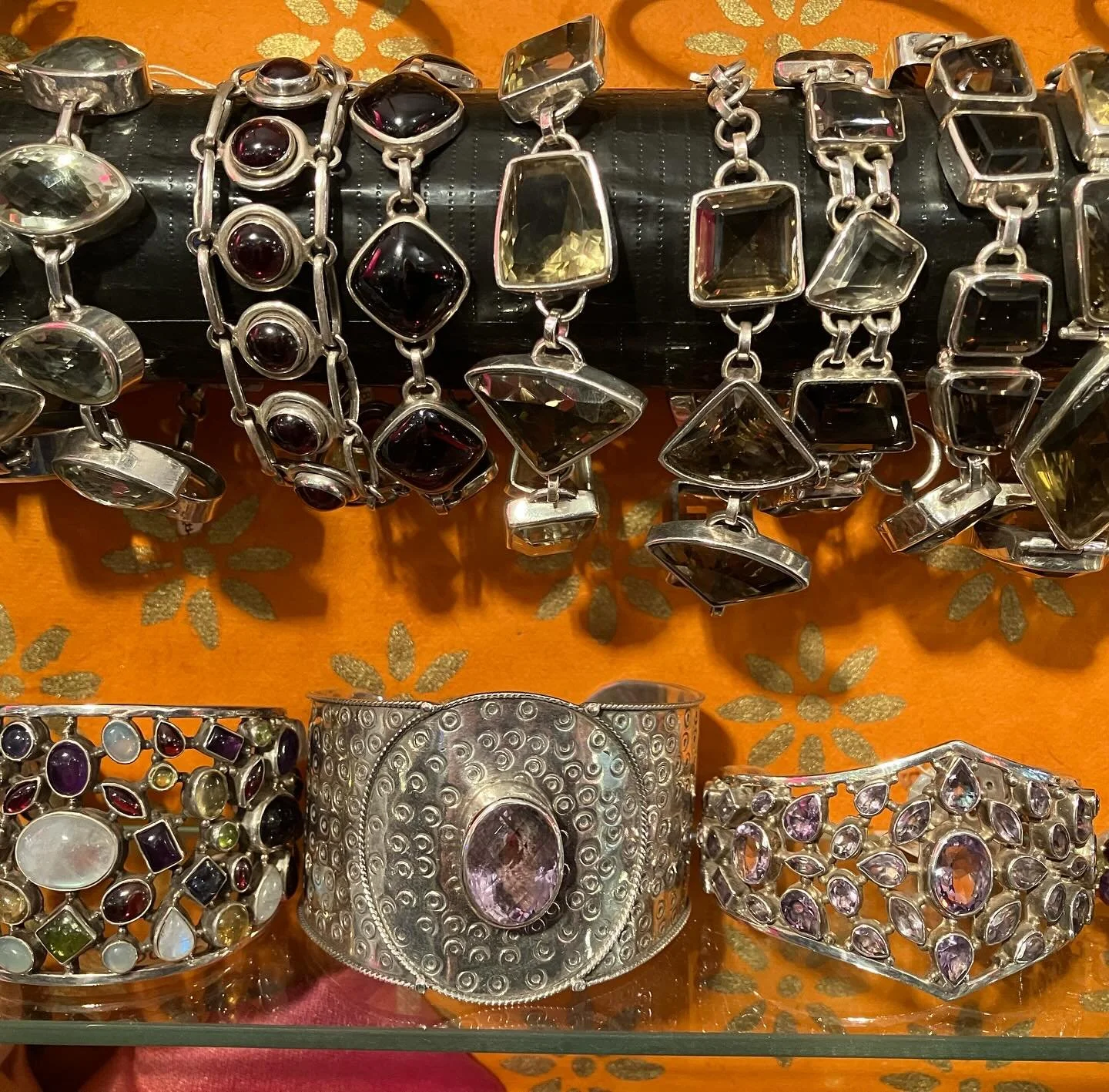 If you&rsquo;re looking for that special gift we have a wonderful collection of Indian silver jewellery
#indiansilver #gemstonejewellery #silverrings #christmasgiftideas #indiecambridge