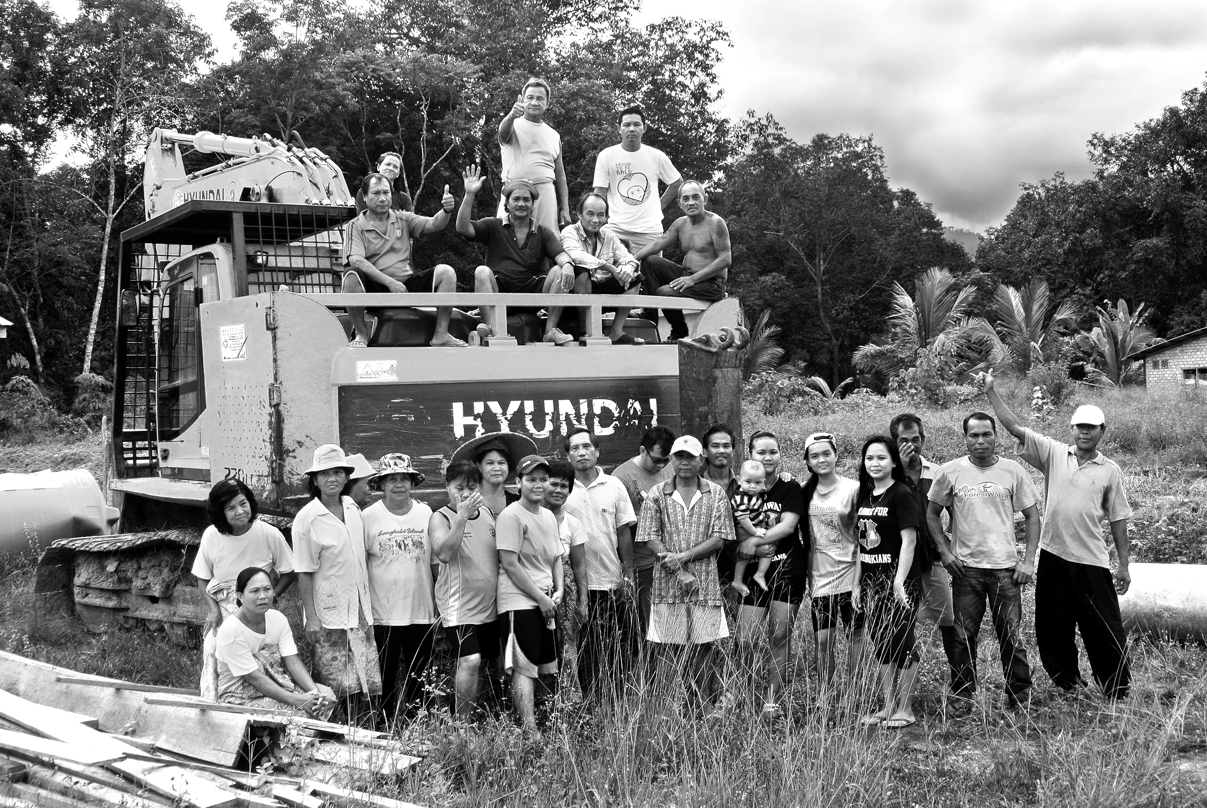 Des villageois et des villageoises ont confisqué une pelleteuse et l’ont conduite dans leur village. En échange, ils ont exigé une « rançon » et le départ de l’entreprise. Photo : Mathias Rittgerott