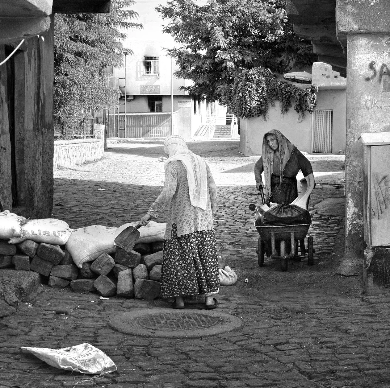 Diyarbakir : des femmes construisent des barricades contre les attaques de l’armée.