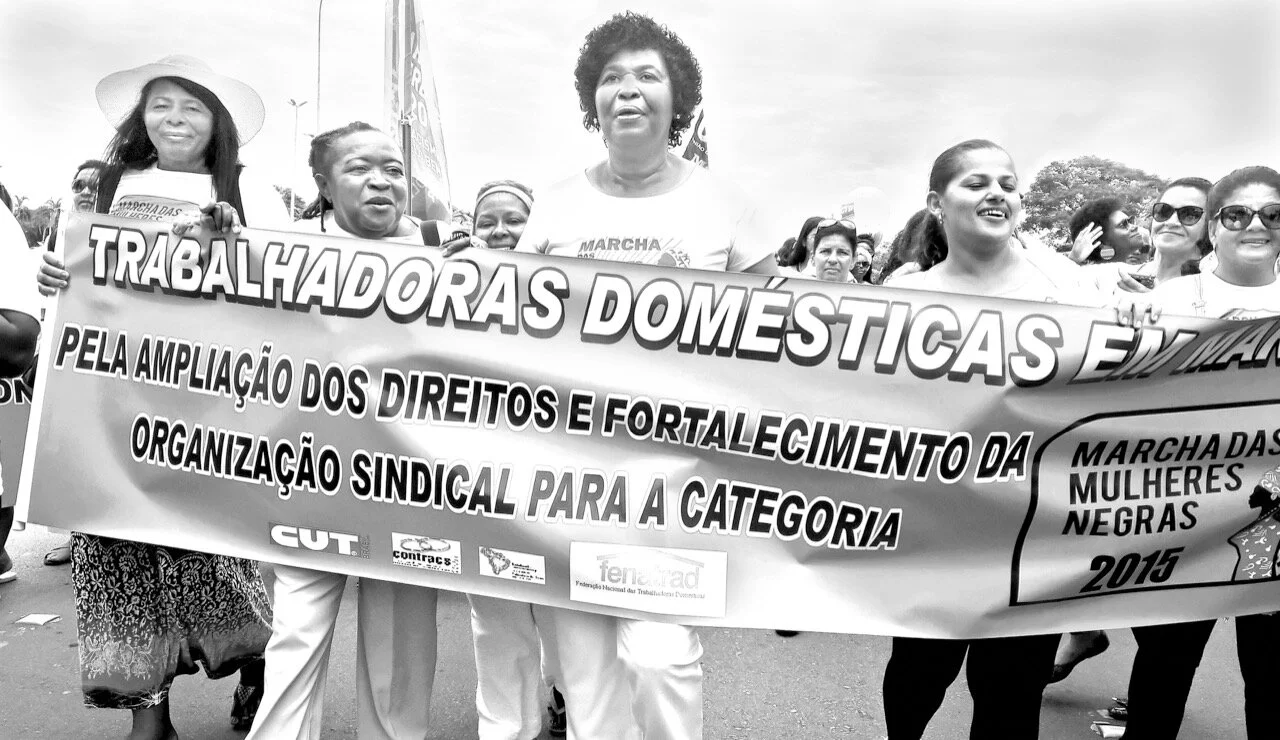 Les employées de maison et le mouvement des femmes noires du Brésil défilent ensemble pour leurs droits. Photo : Sindoméstico