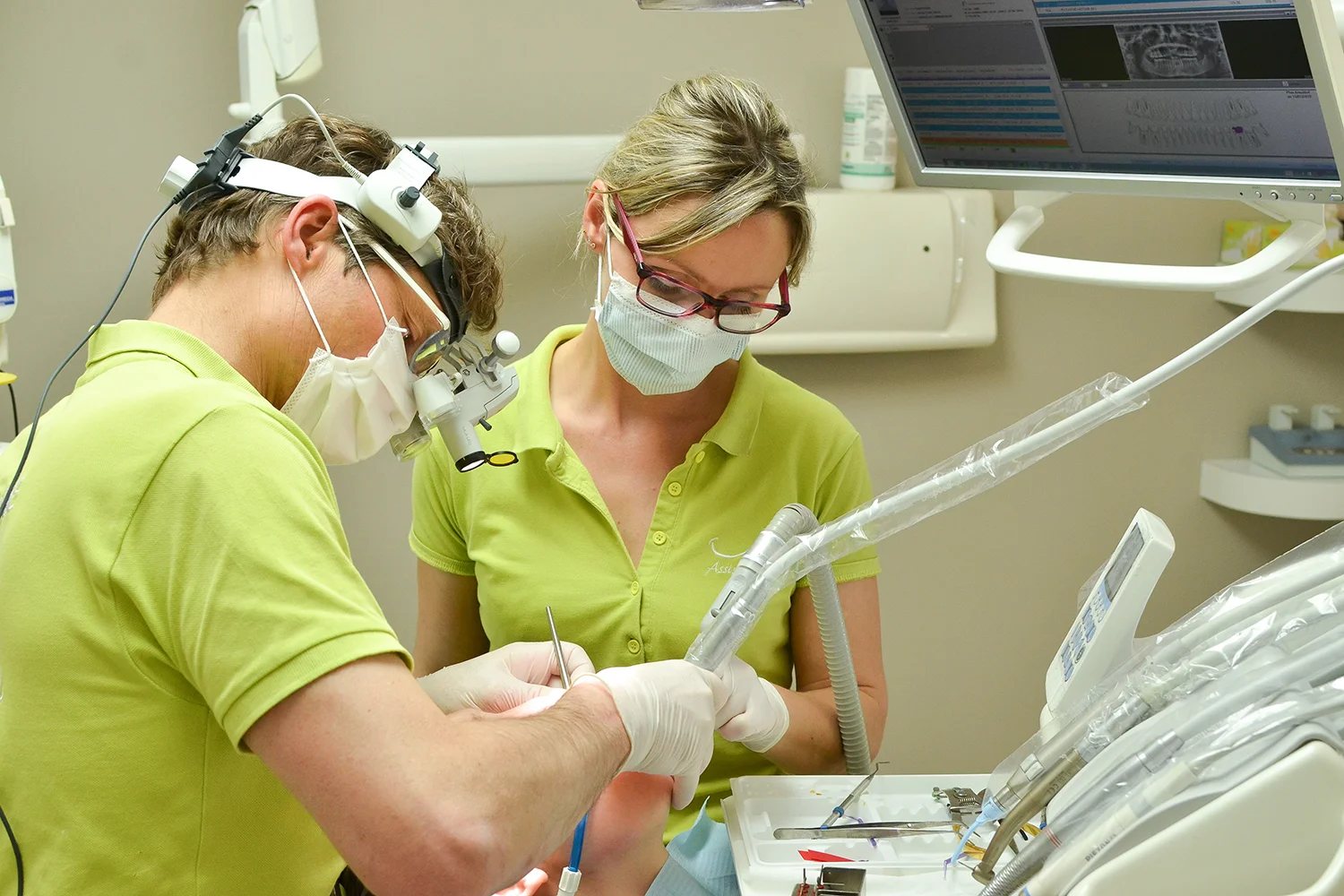 Travail de précision chez les chirurgiens dentistes Dr Gonnet et Dc Brzozowska, à Carry le Rouet