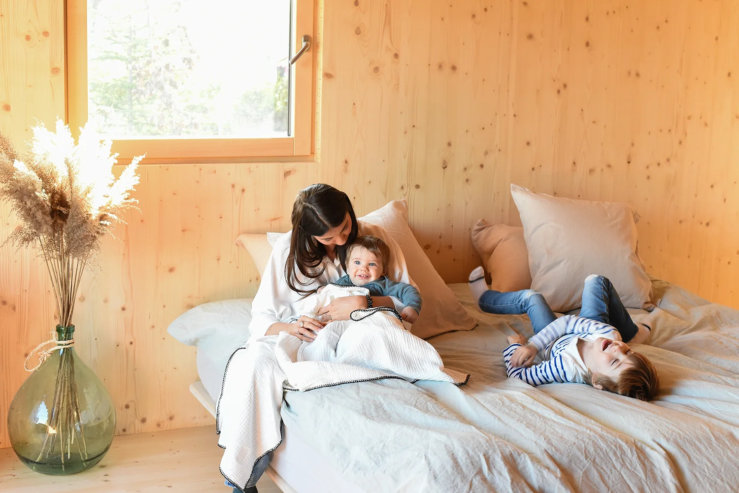 Marceau, Paul-Marie et leur maman Barbara - Shooting de la collection enfant 2019 d’Annabel Kern , à Venelles, près d’Aix en Provence