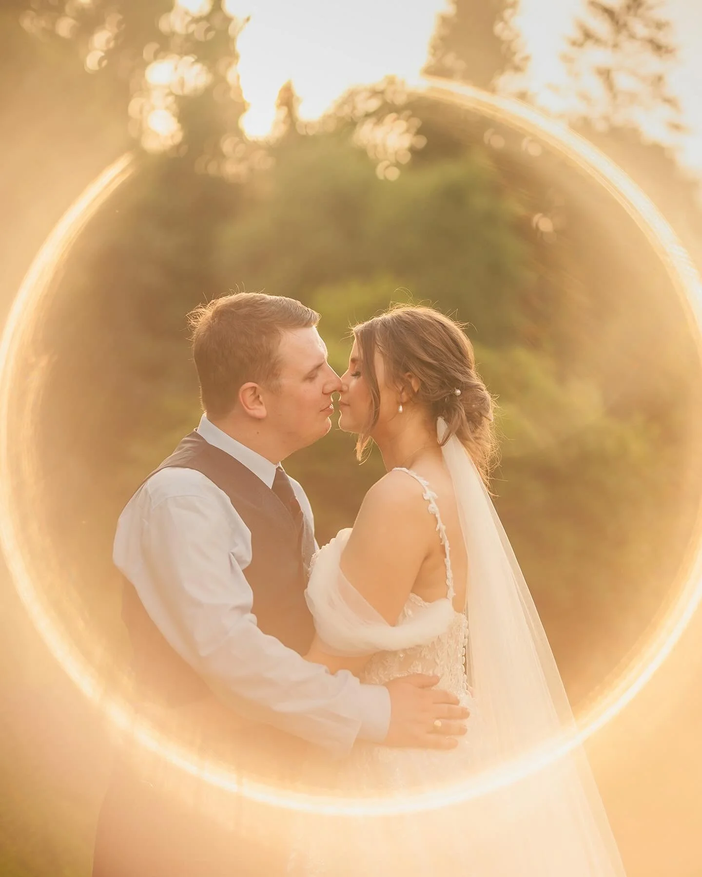 Loving light with Lois &amp; Euan&hellip; a beautiful day at @mabiehouse with wonderful light and fantastic folk&hellip; xx
.
.
.
.
.
#mabiehouse
#mabiehousewedding
#duncanirelandphotography 
#weddingday
#realwedding
#goldenhour