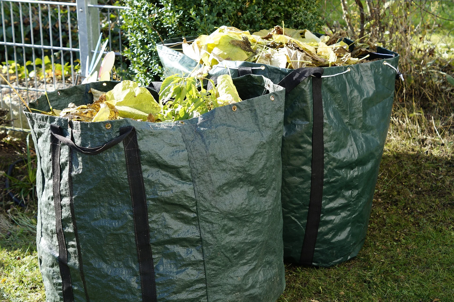 garden-waste-1047259_1920.jpg