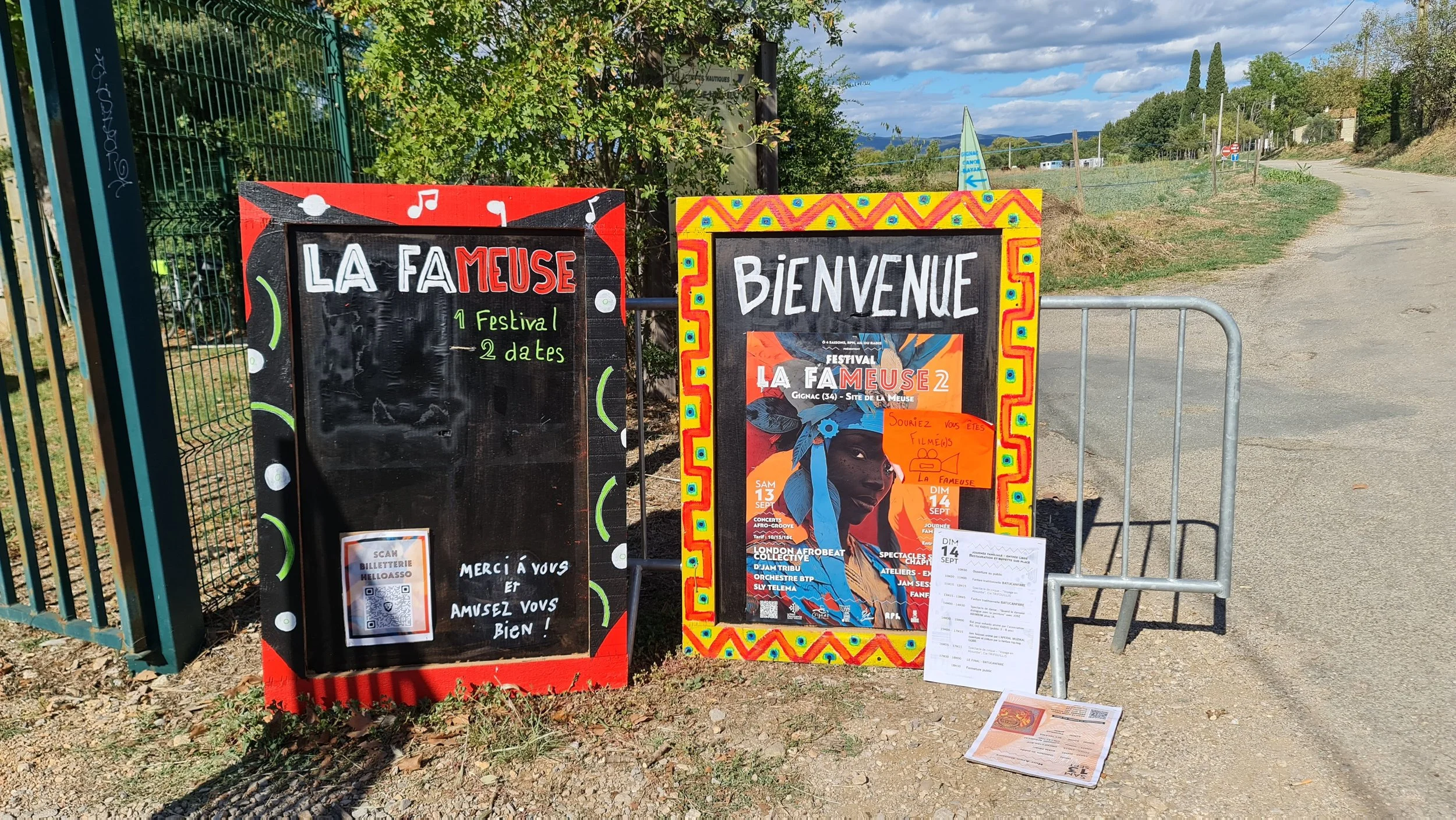 La fameuse dimanche journee entree panneaux.jpg