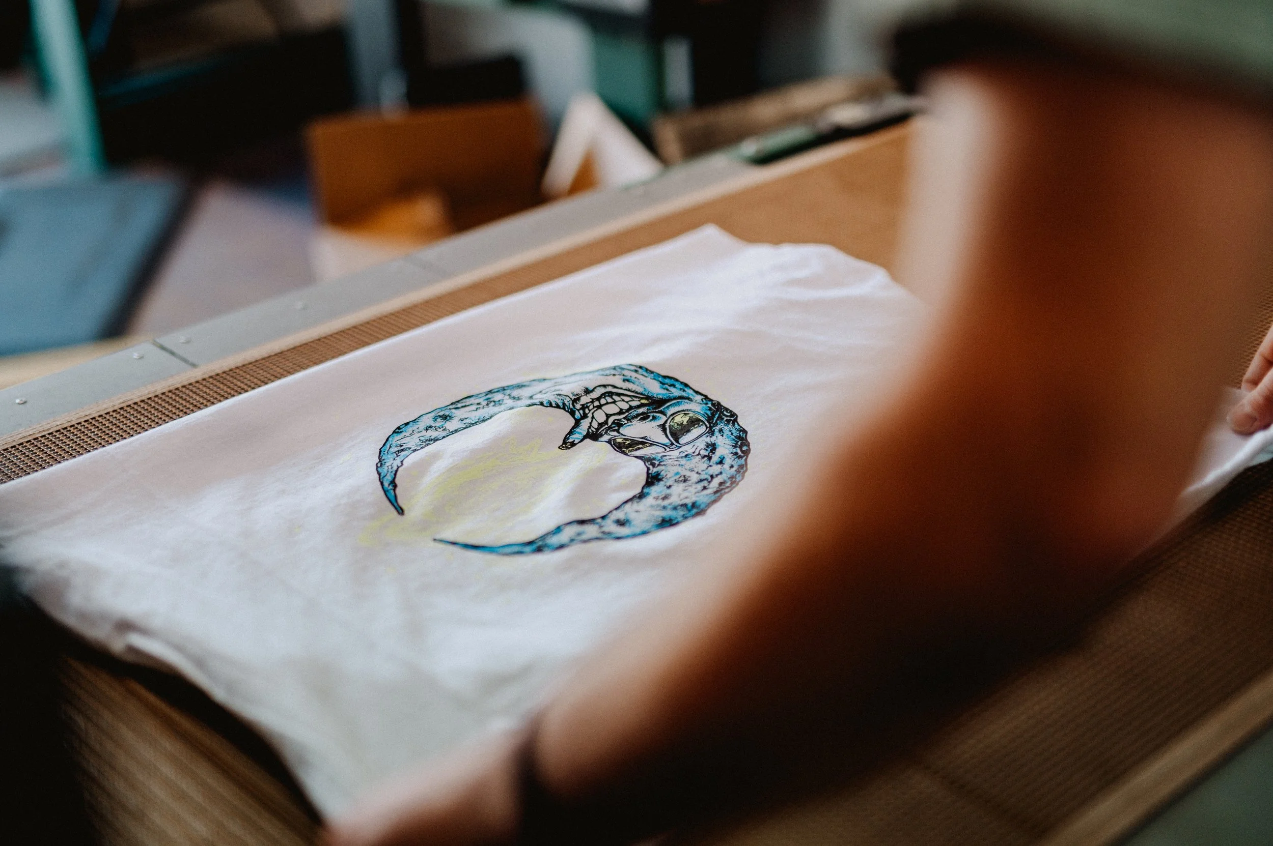 screen printing t-shirt on conveyer dryer