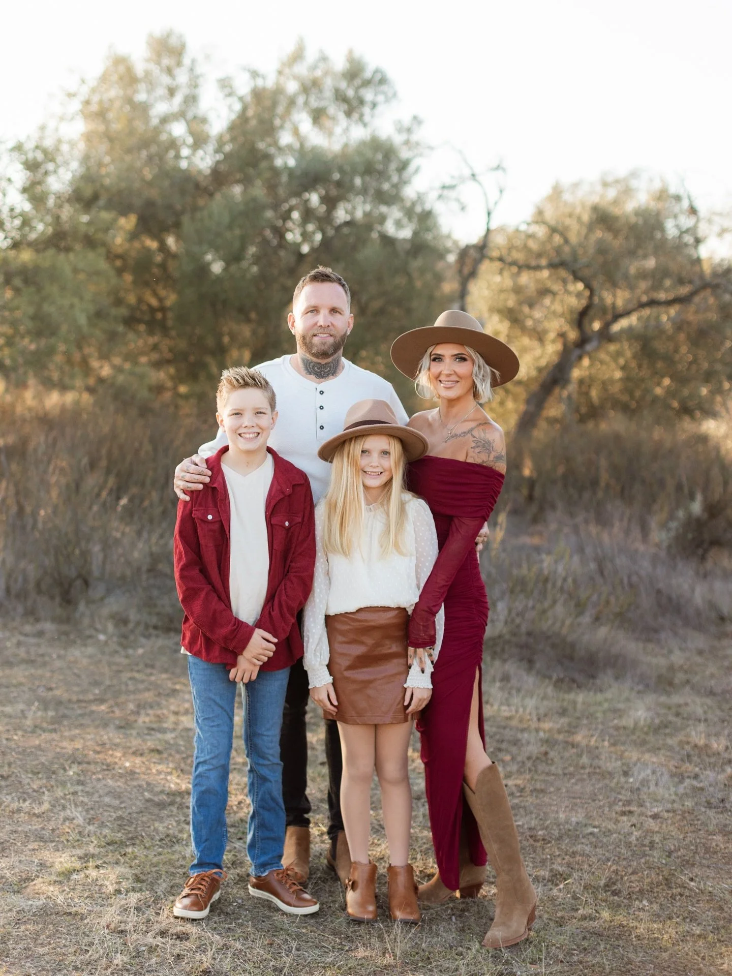 🌾 To be this blessed:: God you are so good. 

📸: @graceandsalt 
#familyphotos #familyphotosoutfits #familyoutfits #abelreid #royceaniston #christmascard #wearethecolemans #familylife #family #blessed