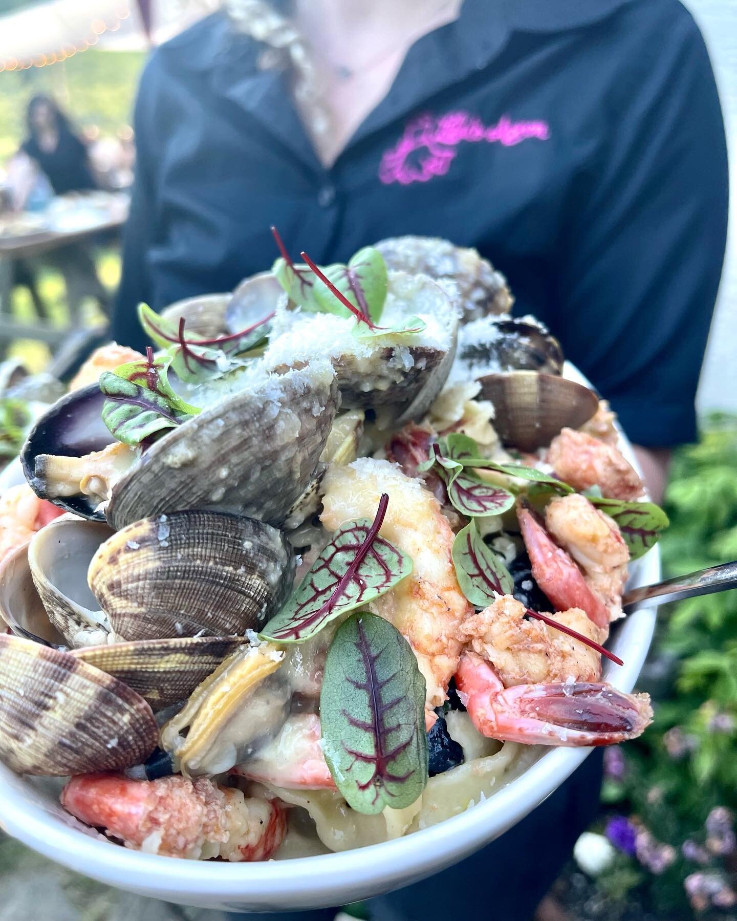 YUM 🤤 Handmade pasta, prawns, clams, mussels, lemon + Parmesan beurre blanc 🍝🦐 this was so tasty!

#weddingcatering #weddingfood #gourmet #catering #saltspringisland #gulfislands #yyjeats #lulusapron