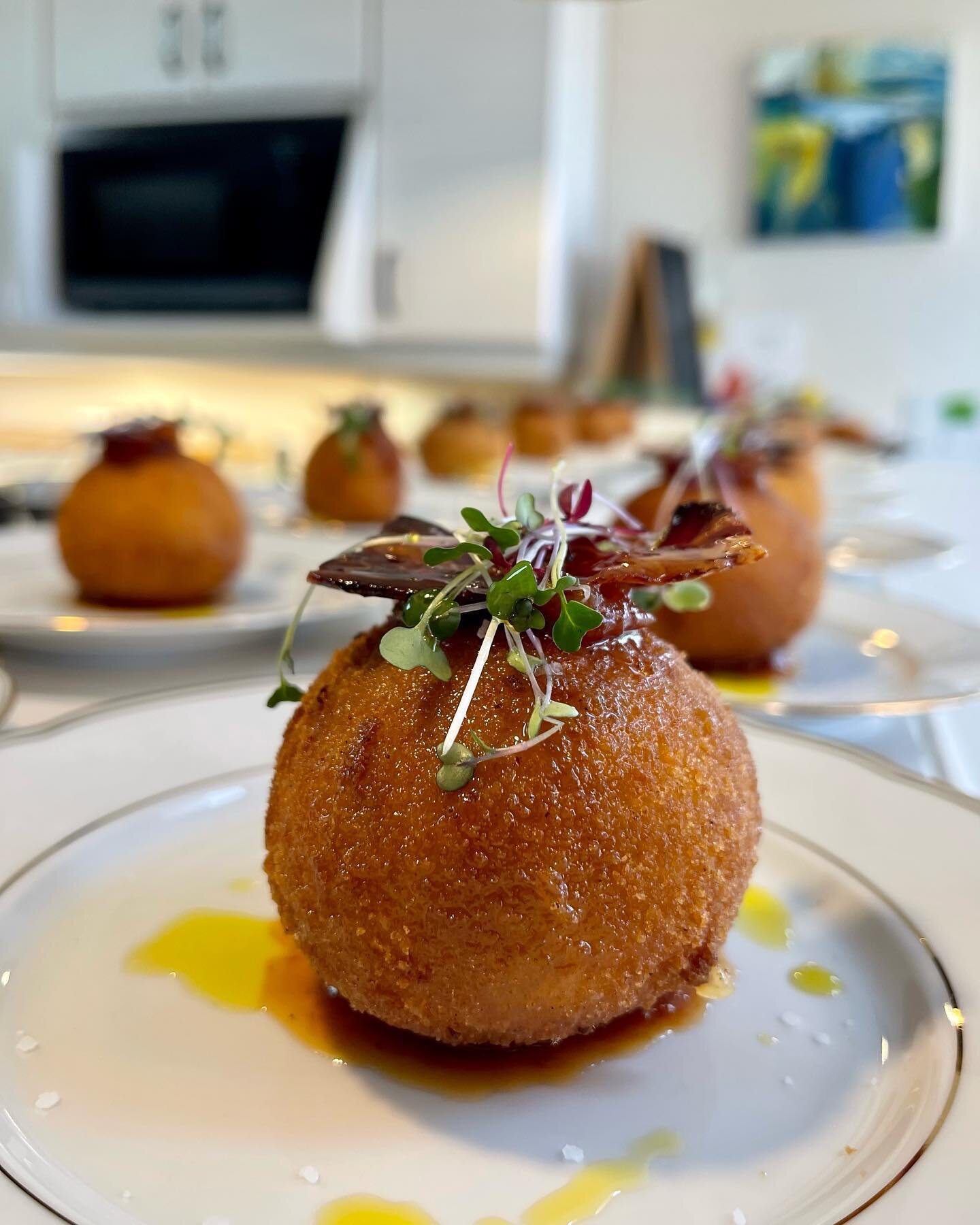 Last weekend&rsquo;s amuse bouche: cheesy potato croquette with spicy tomato jam from @saltspringkitchenco, crispy bacon from @southendsausage, and finished with a bit of smoked olive wood oil from @victoriaoliveoilco 🍽

#amusebouche #croquette #cro