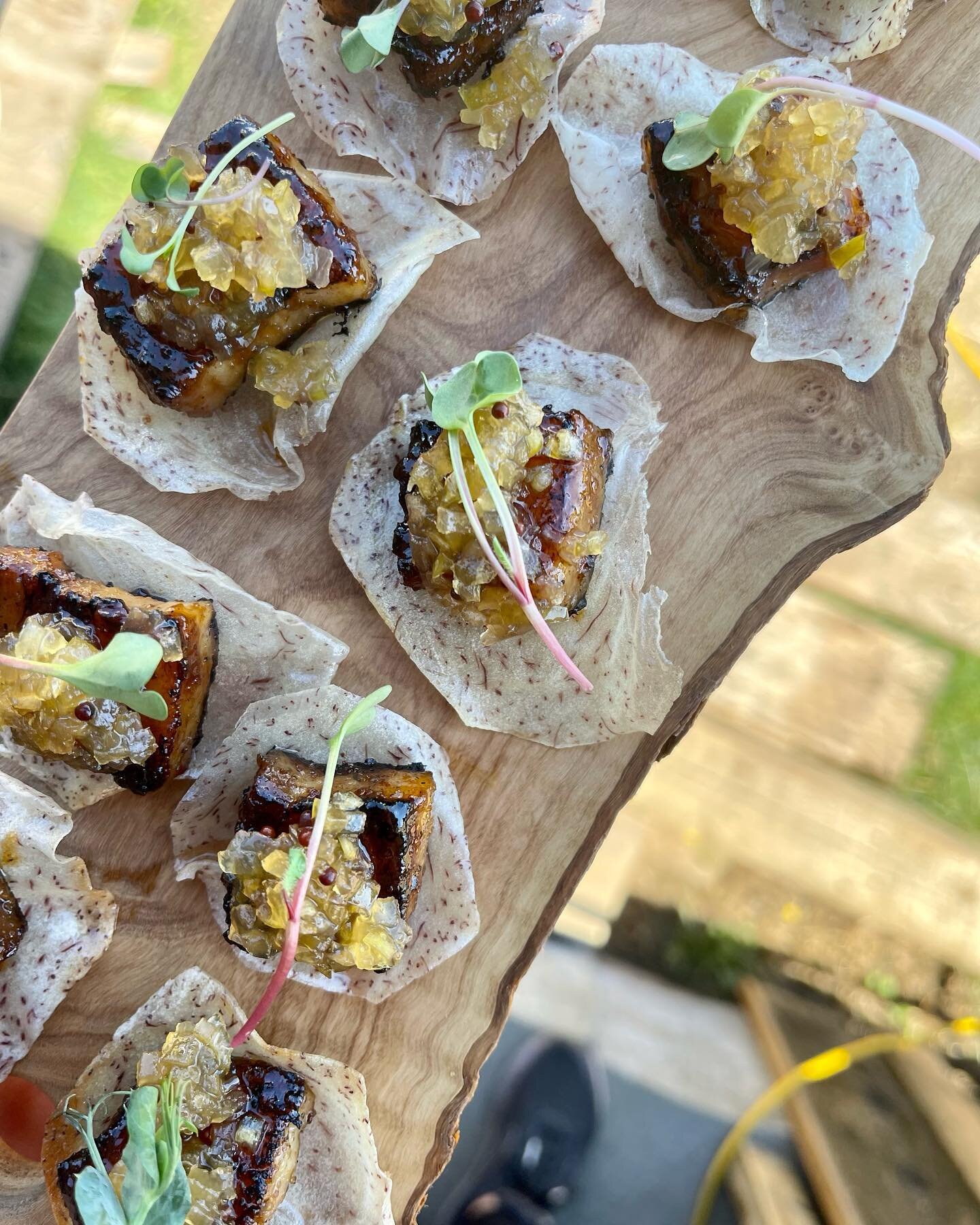 The perfect bite - crispy taro chip, melt in your mouth pork belly, sweet and tangy apple relish - from last night&rsquo;s wedding ✨

It&rsquo;s been the busiest summer EVER!! I have sooo many photos from all the weddings we&rsquo;ve been catering th