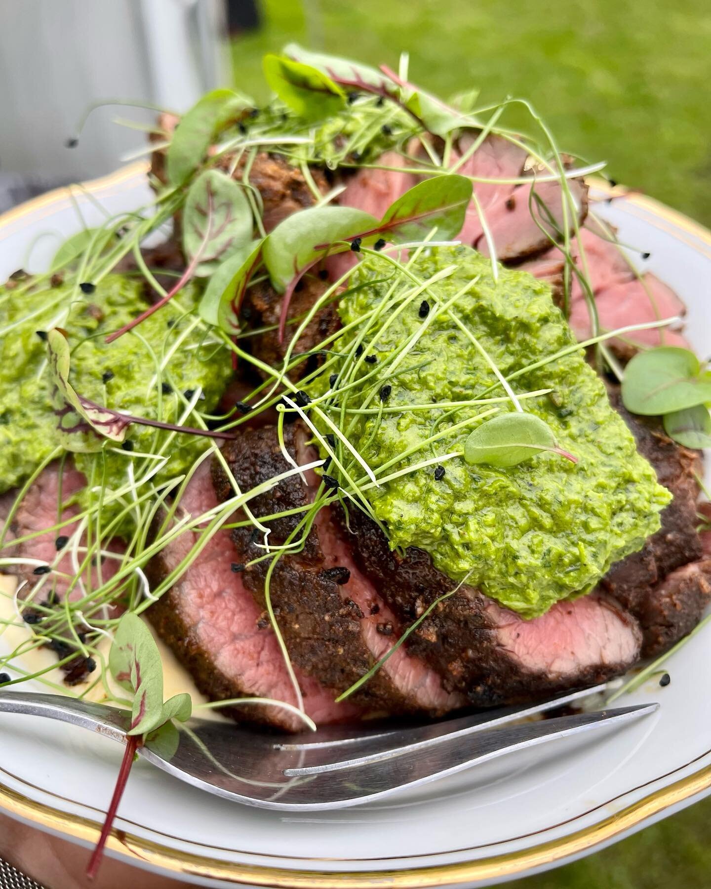 Wedding season is in FULL swing, and all is can say is&hellip; phew 😮&zwj;💨 this is a busy summer! 

Here&rsquo;s some pepper crusted beef tenderloin with chimichurri and @perksmicrogreens from a wedding a couple weeks ago here on #SaltSpringIsland