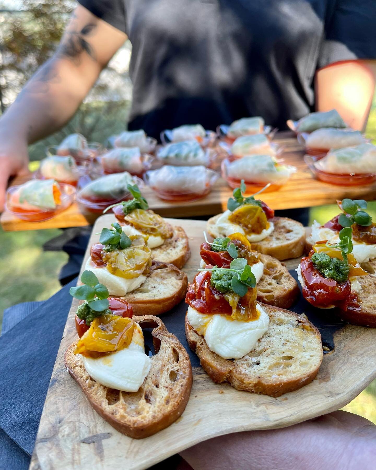 A little canap&eacute; action from yesterday&rsquo;s wedding 🎊 congratulations H+P 💕

➡️ Whipped feta + roasted tomato crostini
➡️ Smoked tofu salad rolls with sweet chili sauce 
➡️ The awesome women that served them up! I have the best team 😍

Th