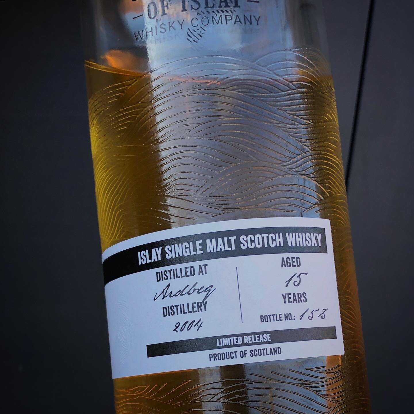 Delicious ashy clean lemony 2004 Ardbeg. Bottle opened by @malternativebelgium 🙌🏻
.
.
#ardbeg #ardbegwhisky #ardbegdistillery #peatedwhisky #peatywhisky #islaysinglemalt #islaywhisky #whisky #whiskylover #whiskygram #thecharacterofislay #thecharact
