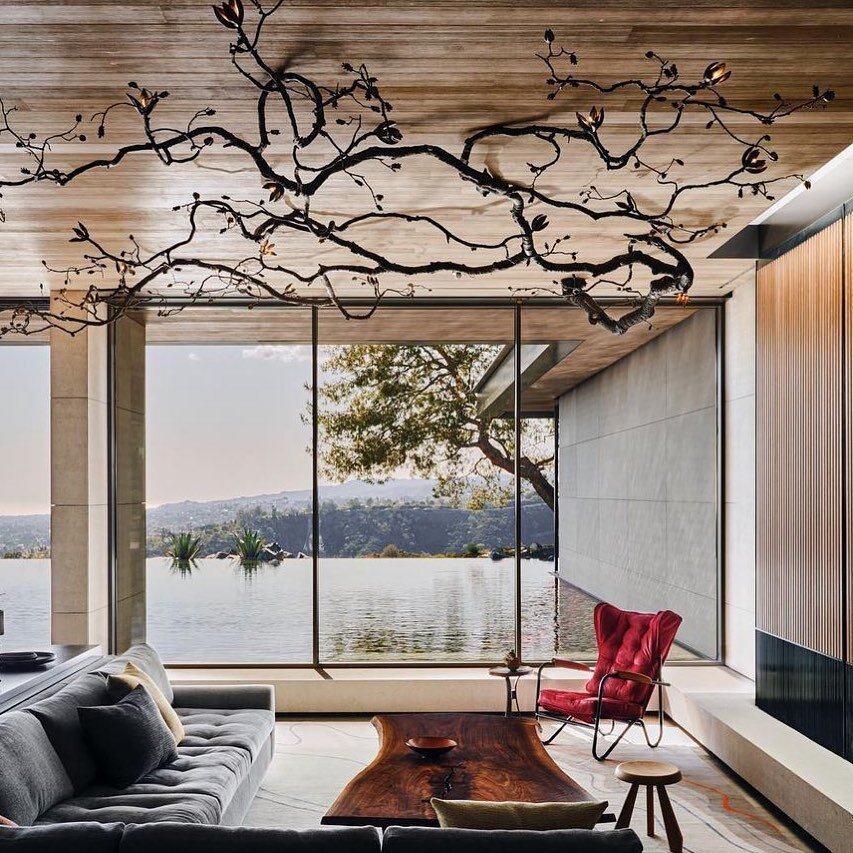What takes your breath away first? ✨This ceiling fixture/incredible piece of art/conversation with the surrounding landscape by @dwisemanstudio is the winner for me! Absolutely magical space by @lucasinterior!

.
.
.
.
.
#interiordesign #interiordesi