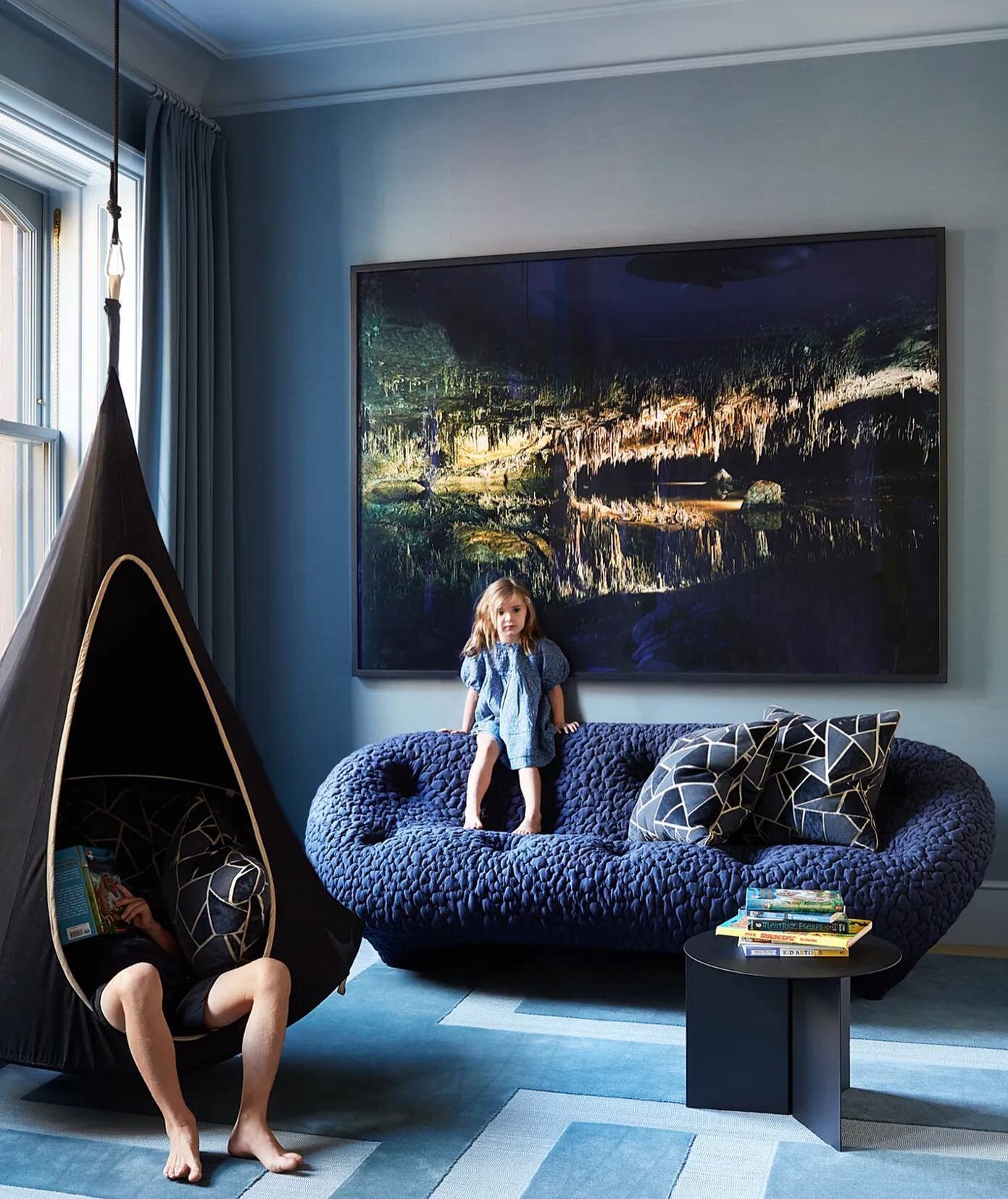 Moody and fun inspo for a new kids room we're working on via @alisa_bloom and @archdigest. We love a hanging chair (so do the small clients 🤗) and a nubby fabric to hang on. Plus the pallete is not quite the blue you'd expect and provides some runwa