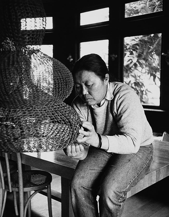 Ruth-Asawa-working-on-a-looped-wire-sculpture-in-her-Noe-Valley-home.-Photo-by-Alan-Nomura.-Artwork-©-2021-Ruth-Asawa-Lanier-Inc.-Artists-Rights-Society-ARS-New-York-2.jpg