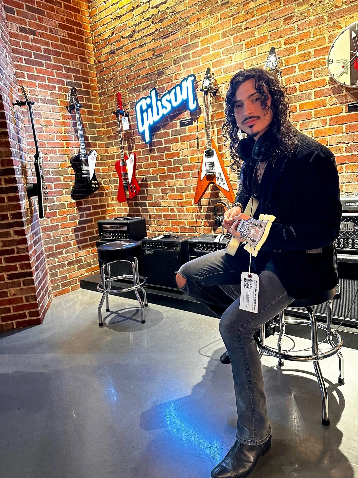 The greatest day⚡️
Started by hanging at @officialgibsongarage 
&bull;
&bull;
&bull;
#gibson #guitar #fender #lespaul #guitarist #music #gibsonguitars #rock #gibsonlespaul #guitarplayer #guitarporn #rocknroll #guitars #ibanez #musician #gibsonguitar 