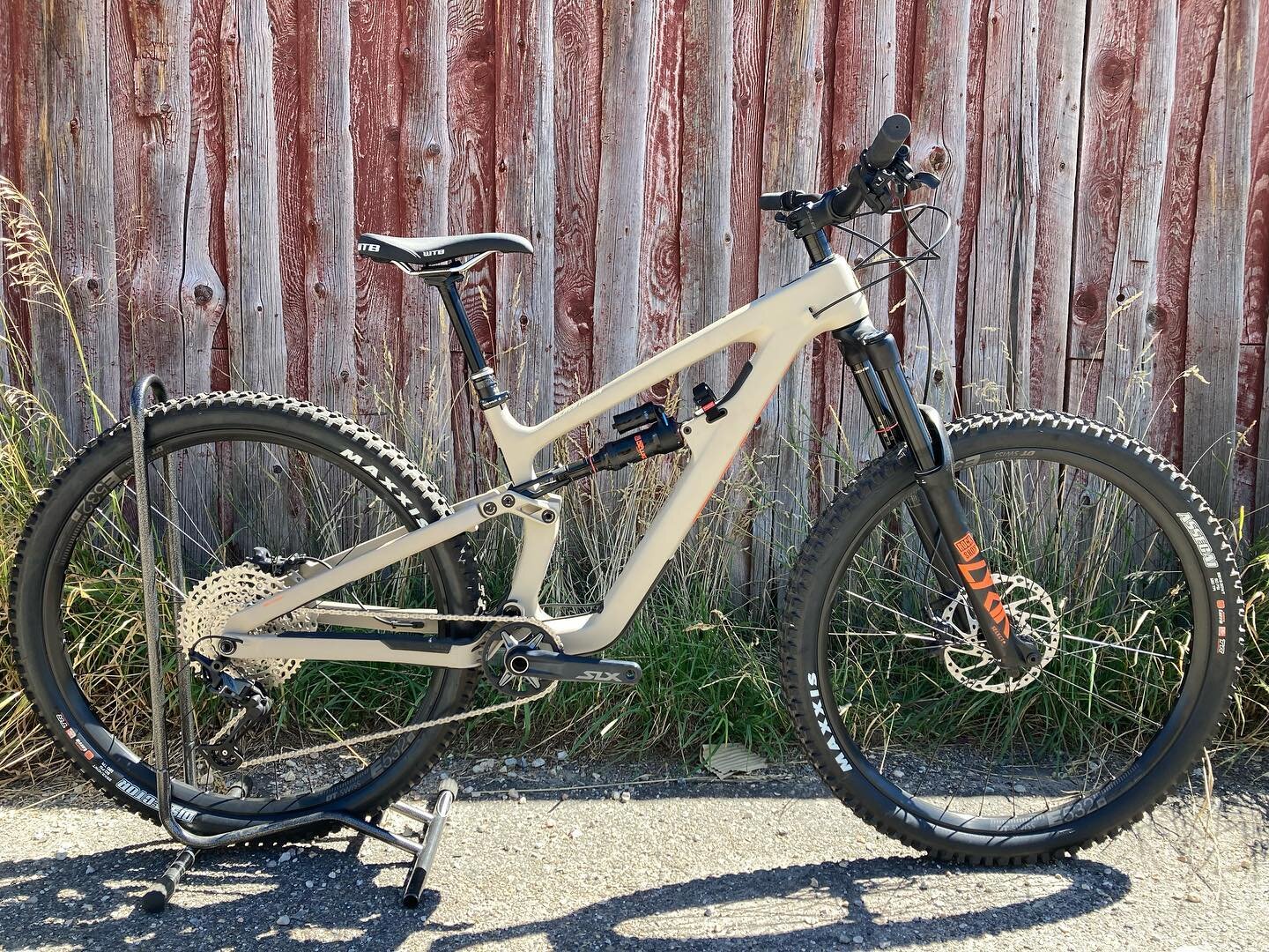 New stock!! 

The Salsa Blackthorn is your perfect long travel rugged all-mountain bike. We&rsquo;ve got a variety of sizes and colors - come take one for a spin! 

#salsacycles #salsainstock #salsablackthorn #fitzgeraldsbicycles #communitybikeshop #