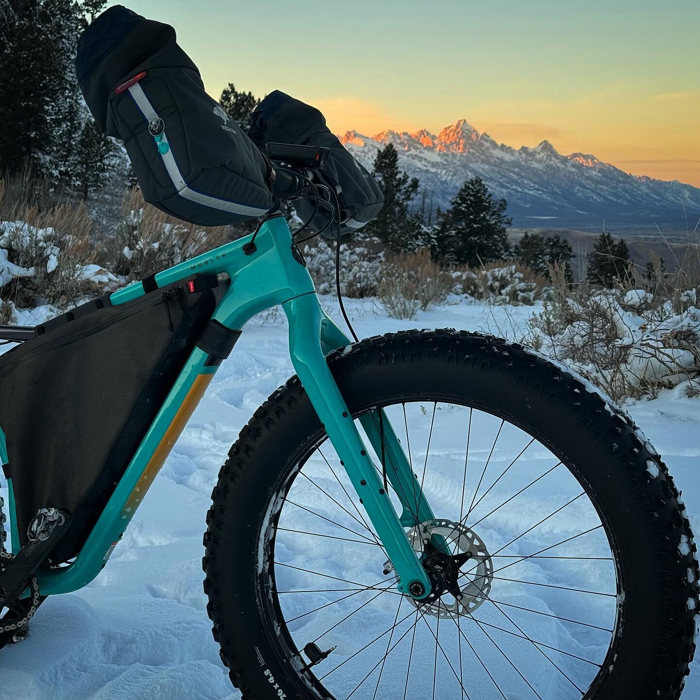 Spectacular sunset in Cache Creek last night. Join @ryanpaulkurtz for a group fat bike ride this Saturday Dec 2nd. Starting from the Cache Creek Trailhead at noon and finishing at Stillwest. 

#fitzgeraldsbicycles #communitybikeshop #cycling #fatbike
