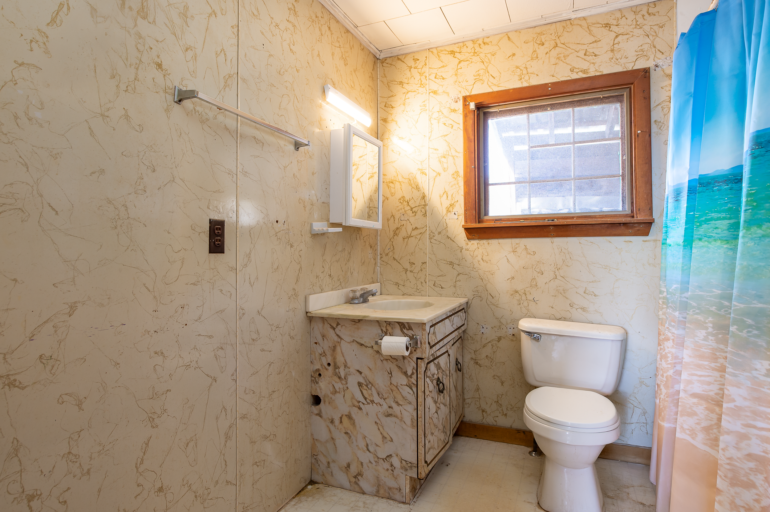 28 - 2nd Floor Bathroom .png