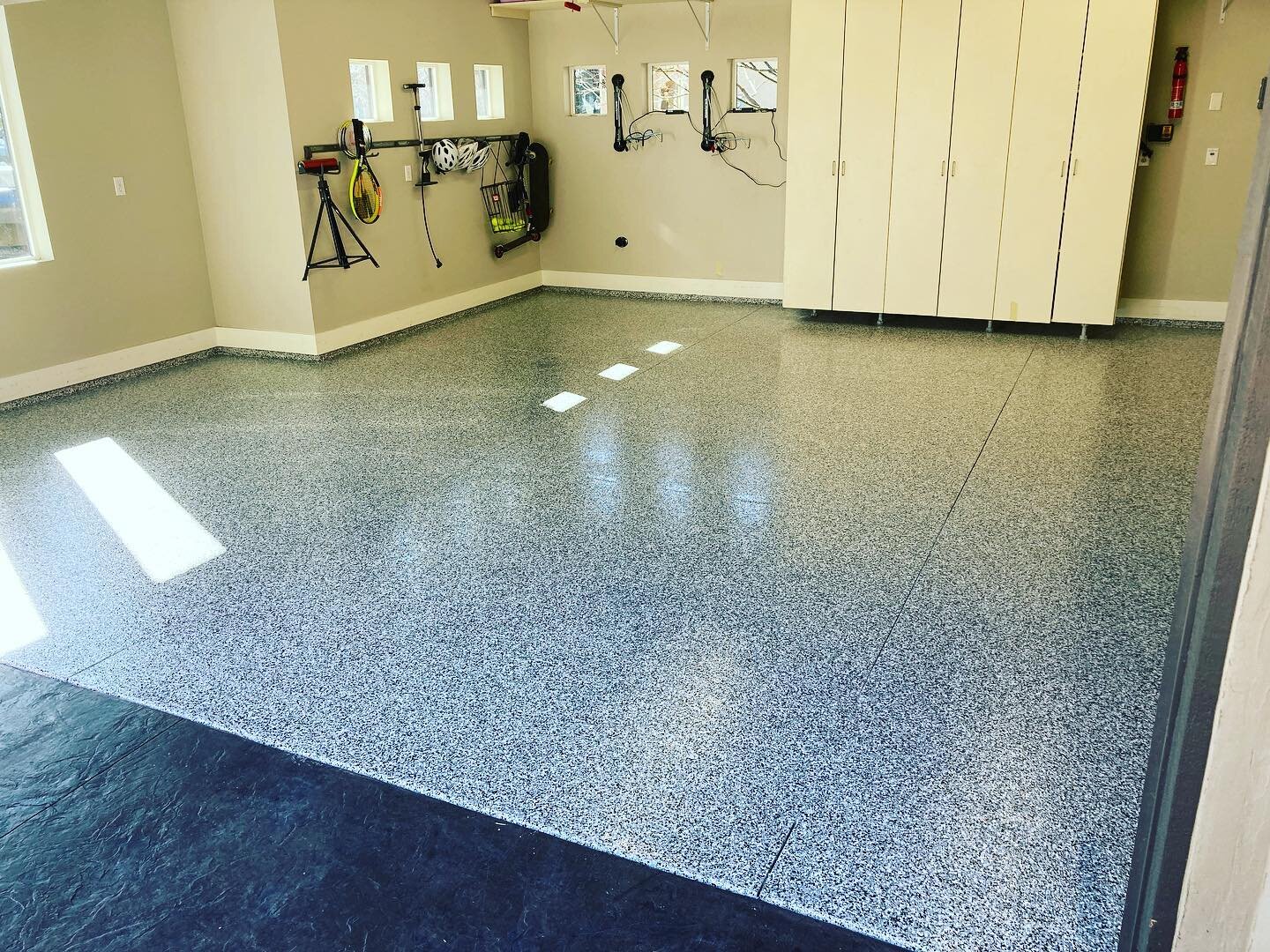 👏 That&rsquo;s a wrap on another custom concrete coating by our crew!

💪We take pride in our extensive prep, detailed craftsmanship and the oh, so clean final product!

👉Flake Epoxy System
👉Color: Tuxedo 🤵&zwj;♂️ 
👉Always 💯 

📱call/text: 208-