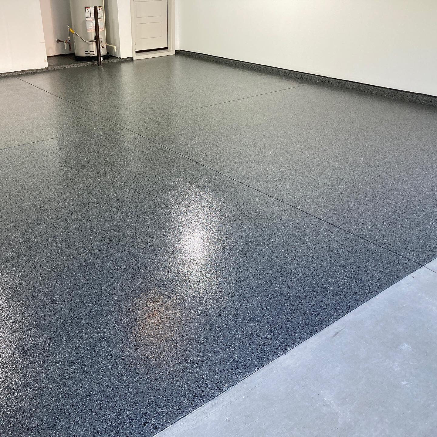 👀But seriously, dark floors are our favorite! The contrast from dark color flakes to the bright white walls is 👌

👉Flake Epoxy System✨
👉Color: Nightfall 🌌
👉Always 💯 

Ready to cover your boring cement with a durable, fresh epoxy coating?

📱ca
