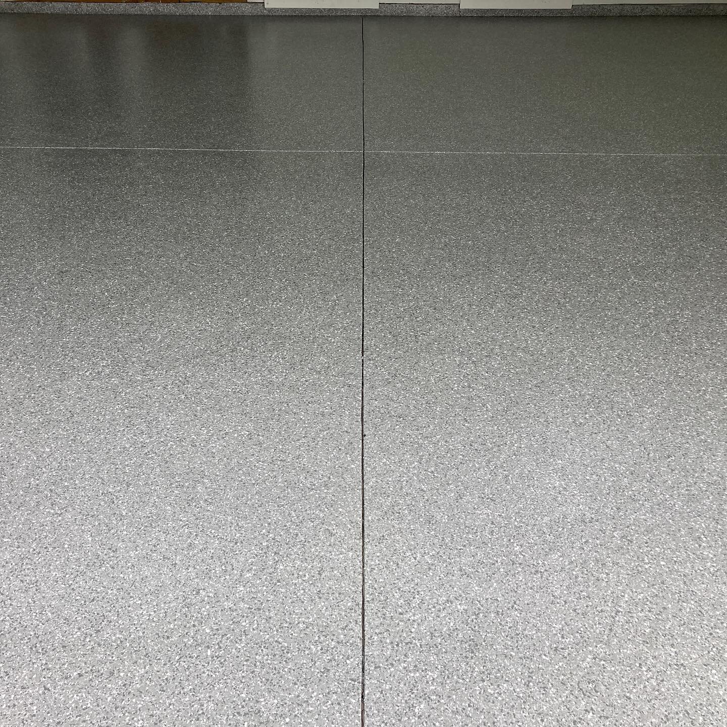 👀That&rsquo;s clean!

🏠 New construction calls for new epoxy floors!

💪Duarable
🧼Easy to clean
💯Always fresh

👉Flake Epoxy System✨
👉Color: Smoke💨 

New concrete or old concrete, we have a custom epoxy system for you!

📱call/text: 208-402-838