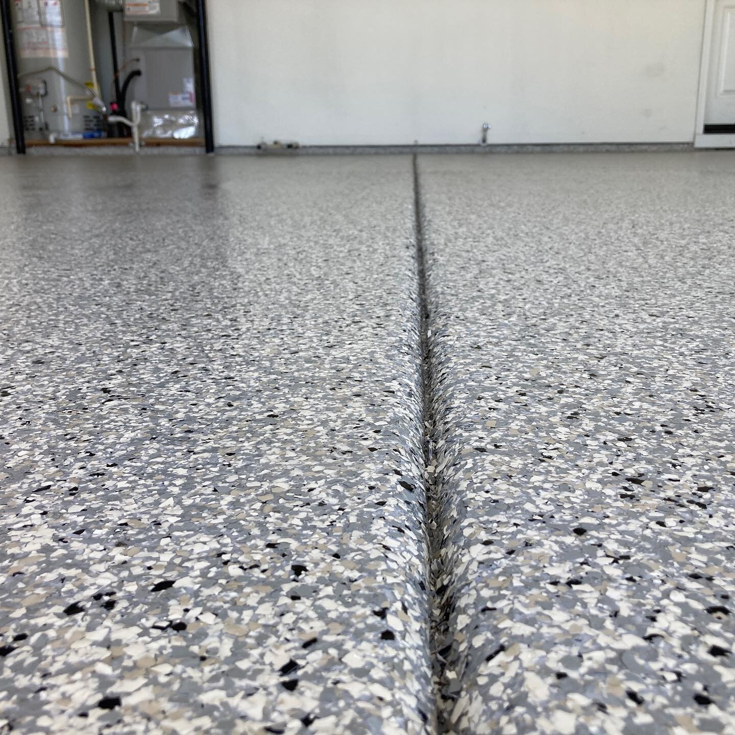 👏That. Is. A. Clean. Coating. 

😎 This customer is ready to roll into summer with a durable epoxy floor that creates a beautiful extension of their space. 

The specs:
👉Flake Epoxy System✨
👉Color: Granite 🪨
👉Always 💯 

Ready to create an exten