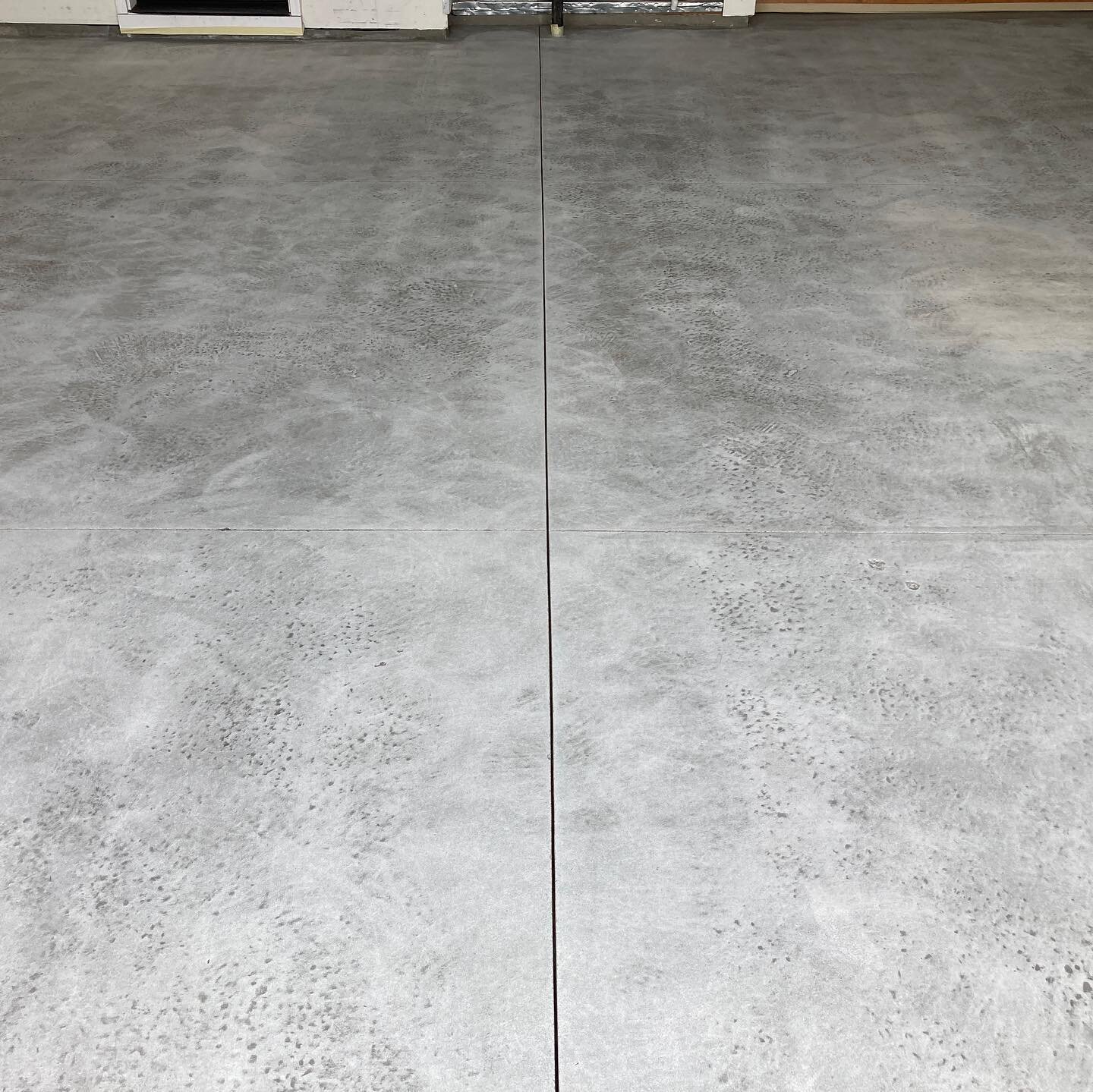 👀 Want to see some before &amp; afters?!

🤯 It&rsquo;s kinda crazy how much a coating can transform a garage and create a total extension of your living space!

The specs:
👉Flake Epoxy System✨
👉Color: LUNAR 🌖
👉Always 💯 

📱call/text for an est